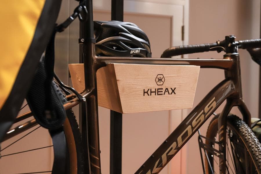 Support mural en bois massif vélo + accessoires