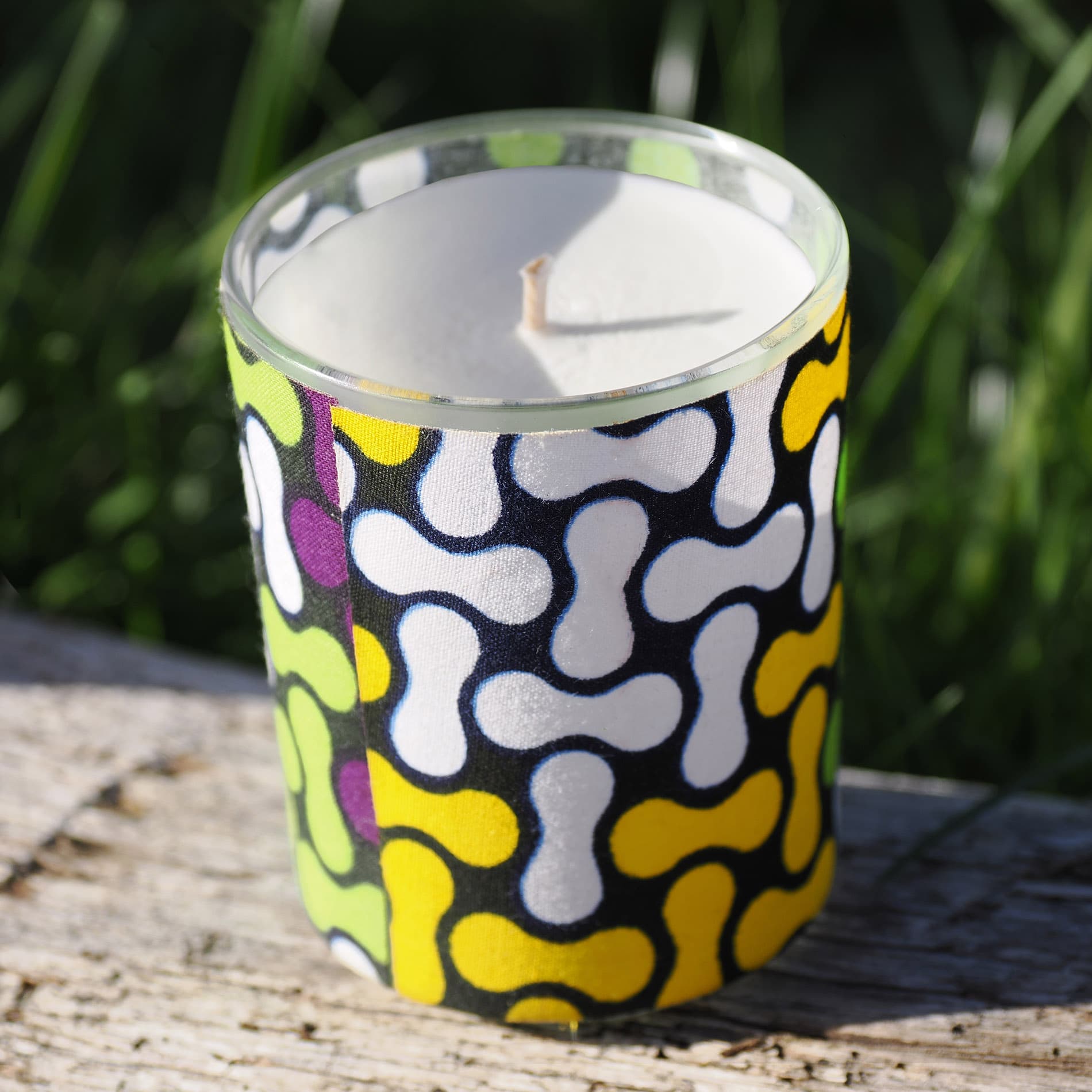 SEGOU OSSELETS Bougie parfumée aux motifs géométriques violet, jaune, vert et blanc