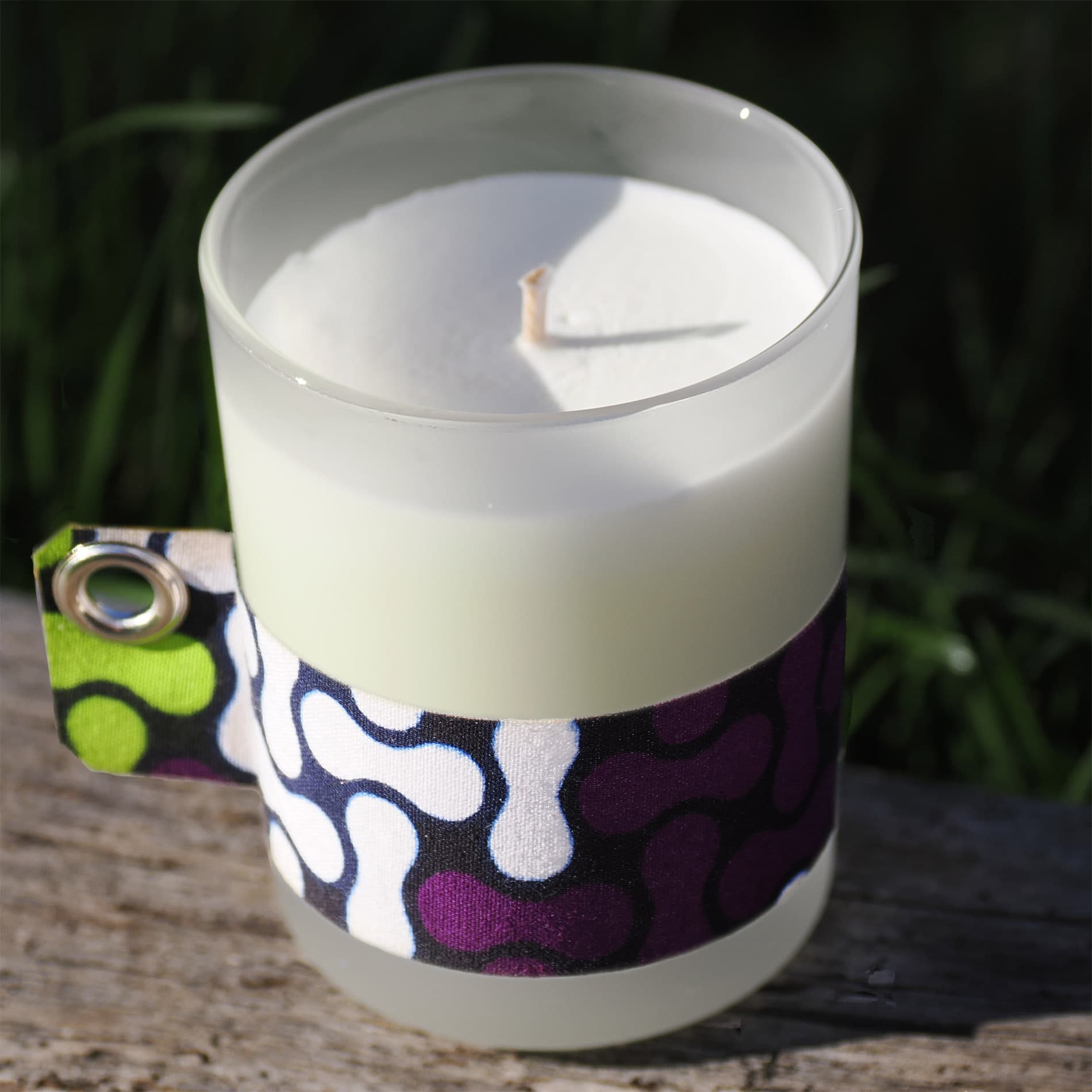 KOULIKORO OSSELET Bougie parfumée avec un bracelet en tissu violet/vert/blanc/noir