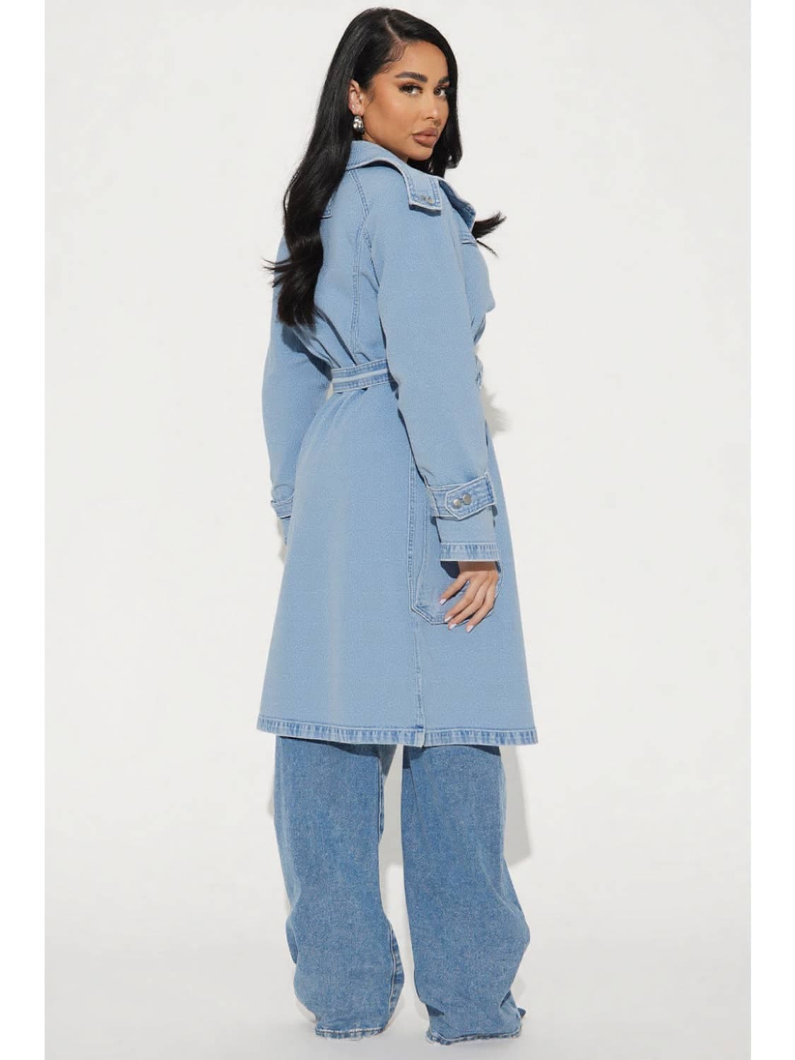 MANTEAU EN JEAN AVEC FERMETURE À BOUTONS, POCHES AVANT ET CEINTURÉ