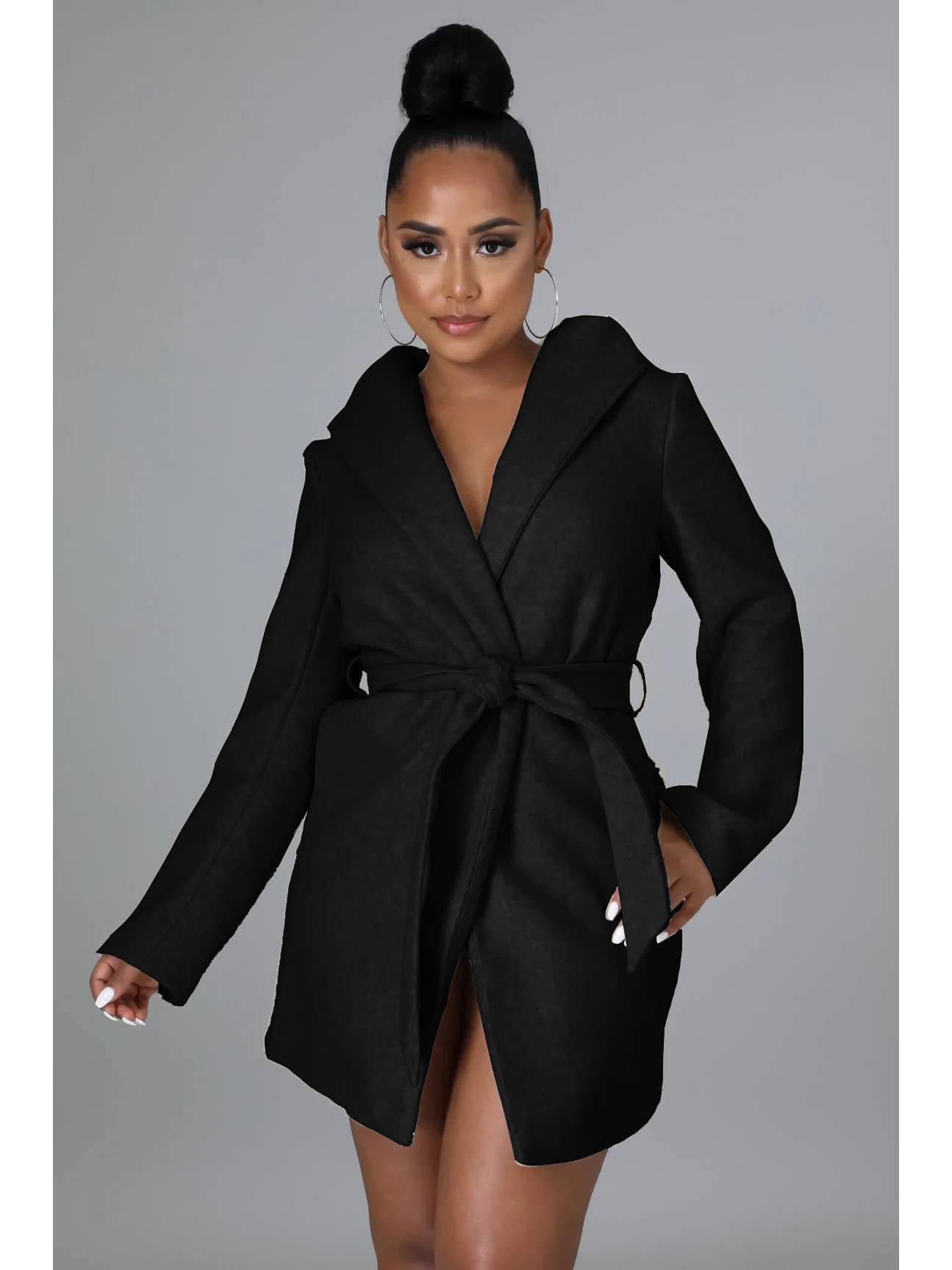 MANTEAU À CAPUCHE EN FEUTRE POLAIRE AVEC CEINTURE