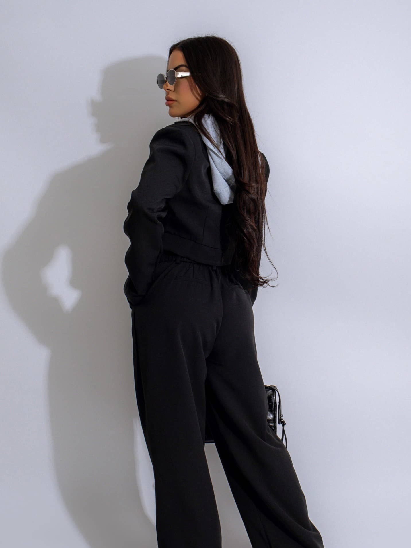 ENSEMBLE INTÉRIEUR À CAPUCHE, VESTE COURTE ET PANTALON À JAMBES LARGES