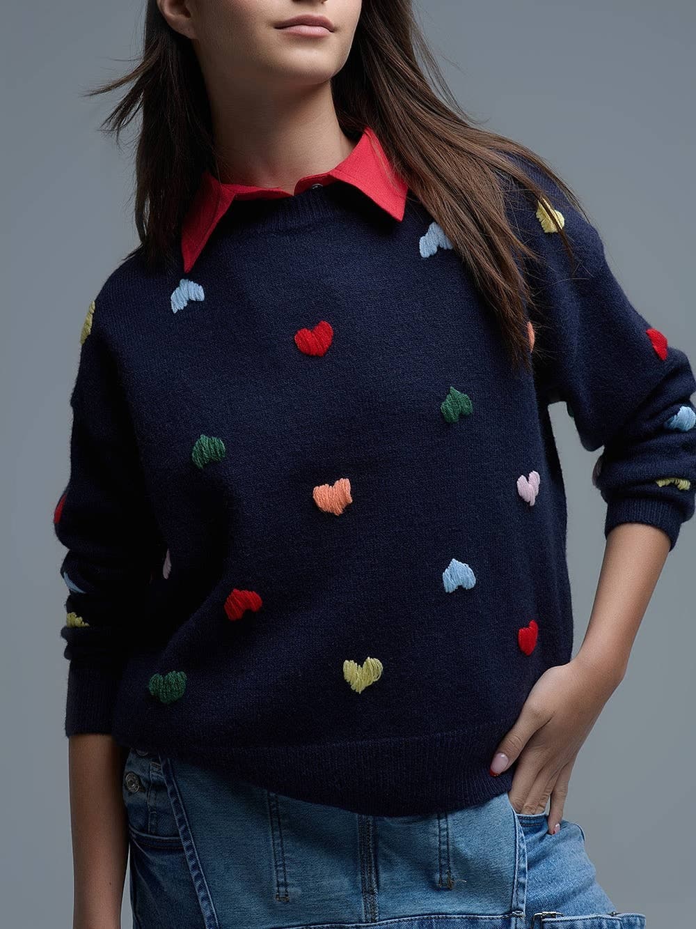 Pull col rond bleu marine avec cœurs brodés multicolores