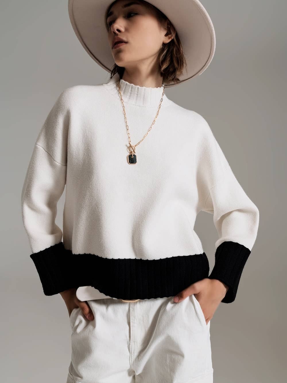 pull blanc avec poignets et ourlet côtelés noirs