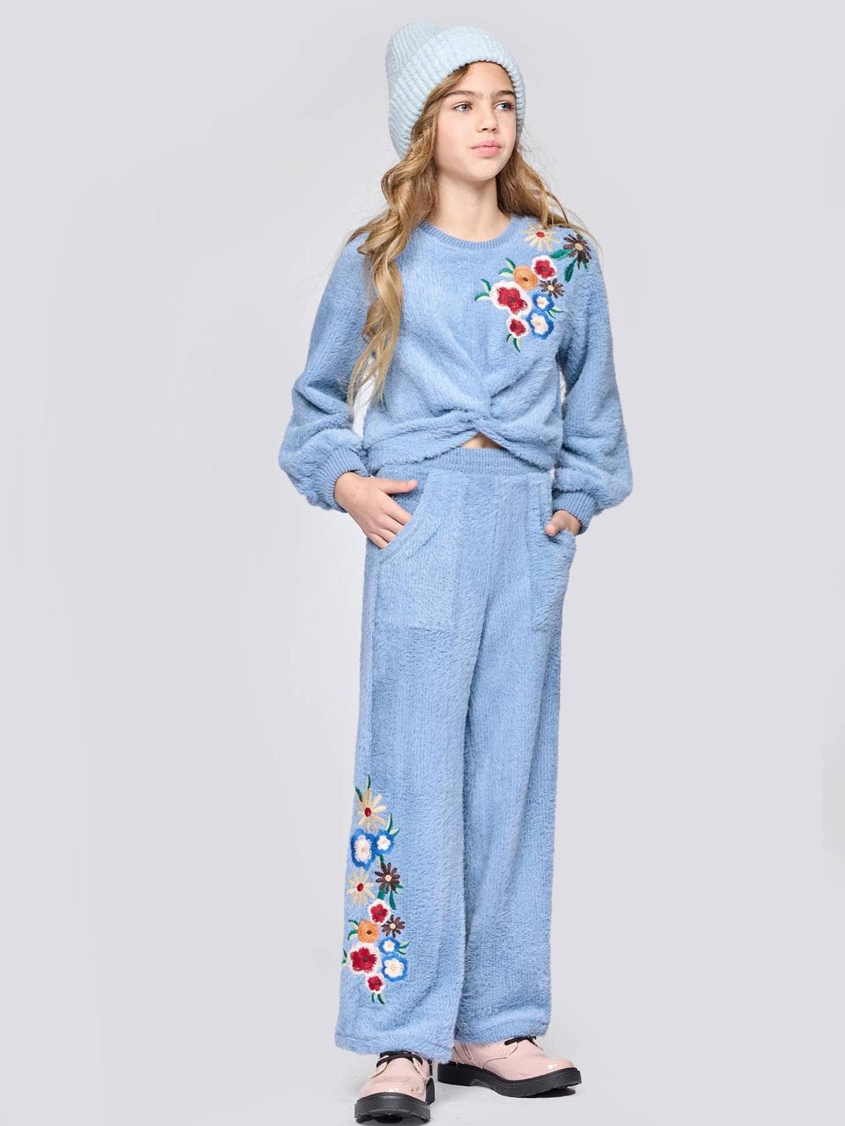 Sweat-shirt en molleton torsadé à l'avant avec broderie