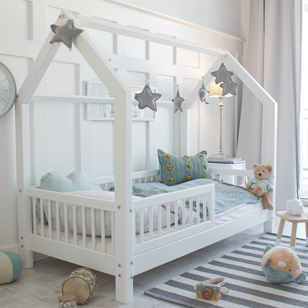 Lit cabane 90x200 barrière et sommier inclus pieds 10 cm Sofia Blanc