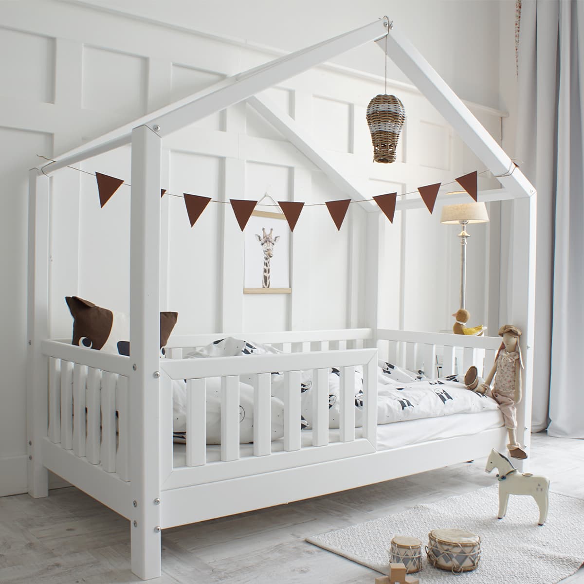 Lit cabane 80x160 barrière et sommier inclus pieds 10 cm Roxane Blanc