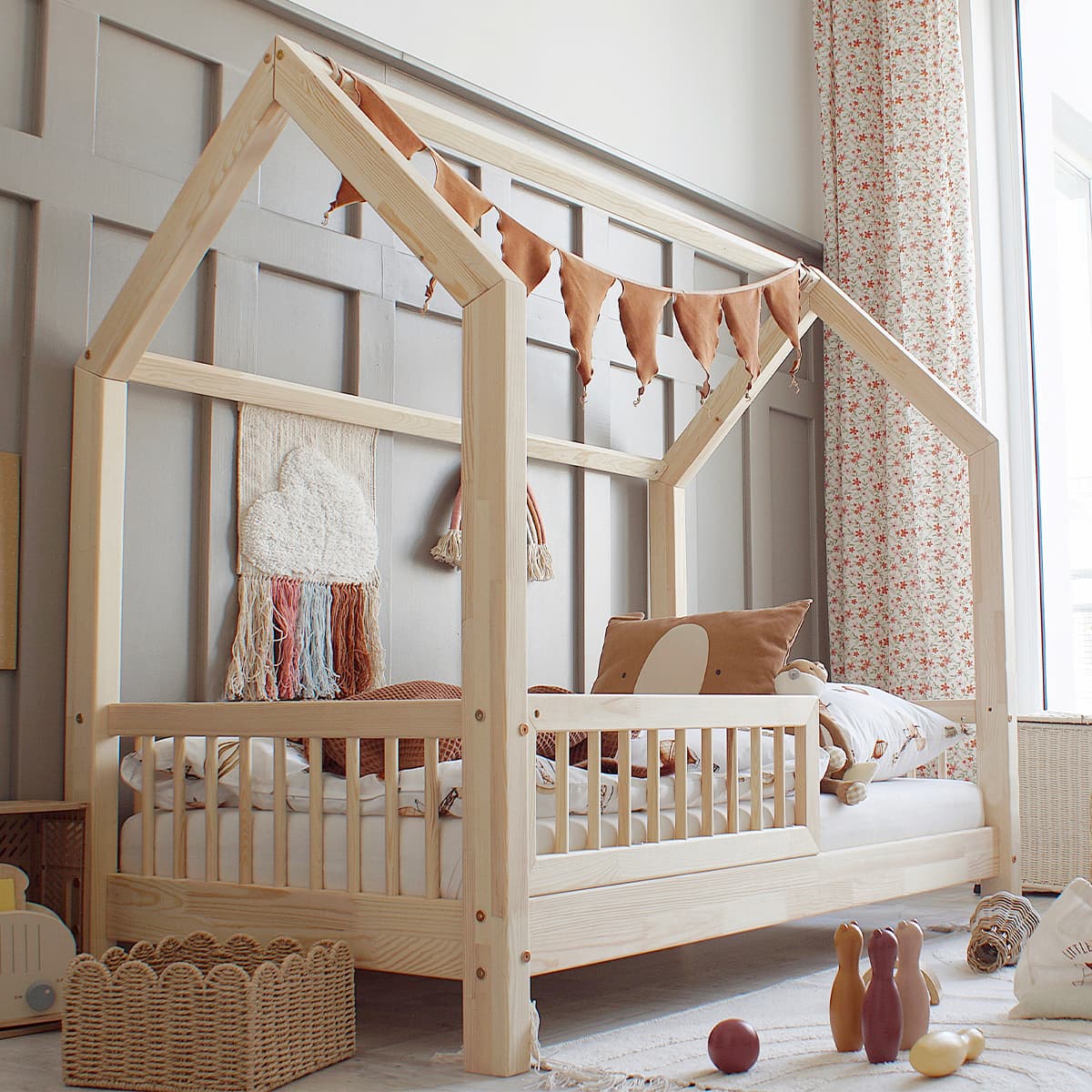 Lit cabane 80x160 barrière et sommier inclus pieds 10 cm Sofia Bois