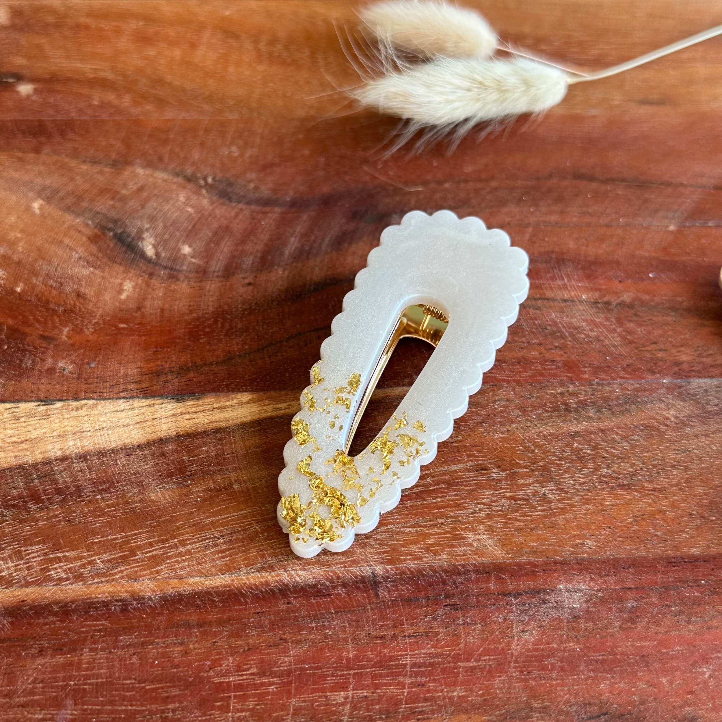 barrette résine grand format blanc nacré et feuille or 7,2 cm