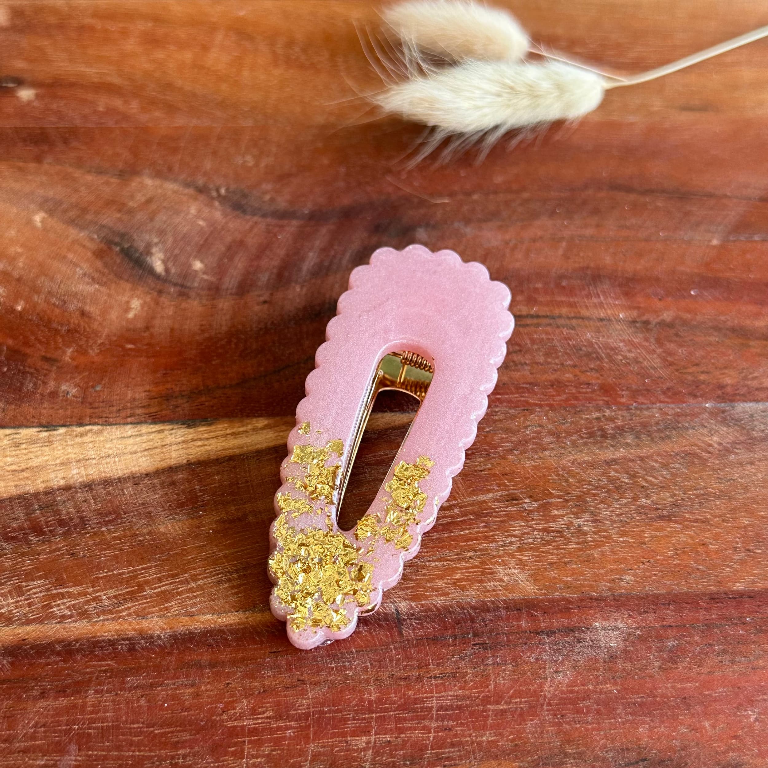barrette résine grand format rose nacré et feuille or 7,2 cm