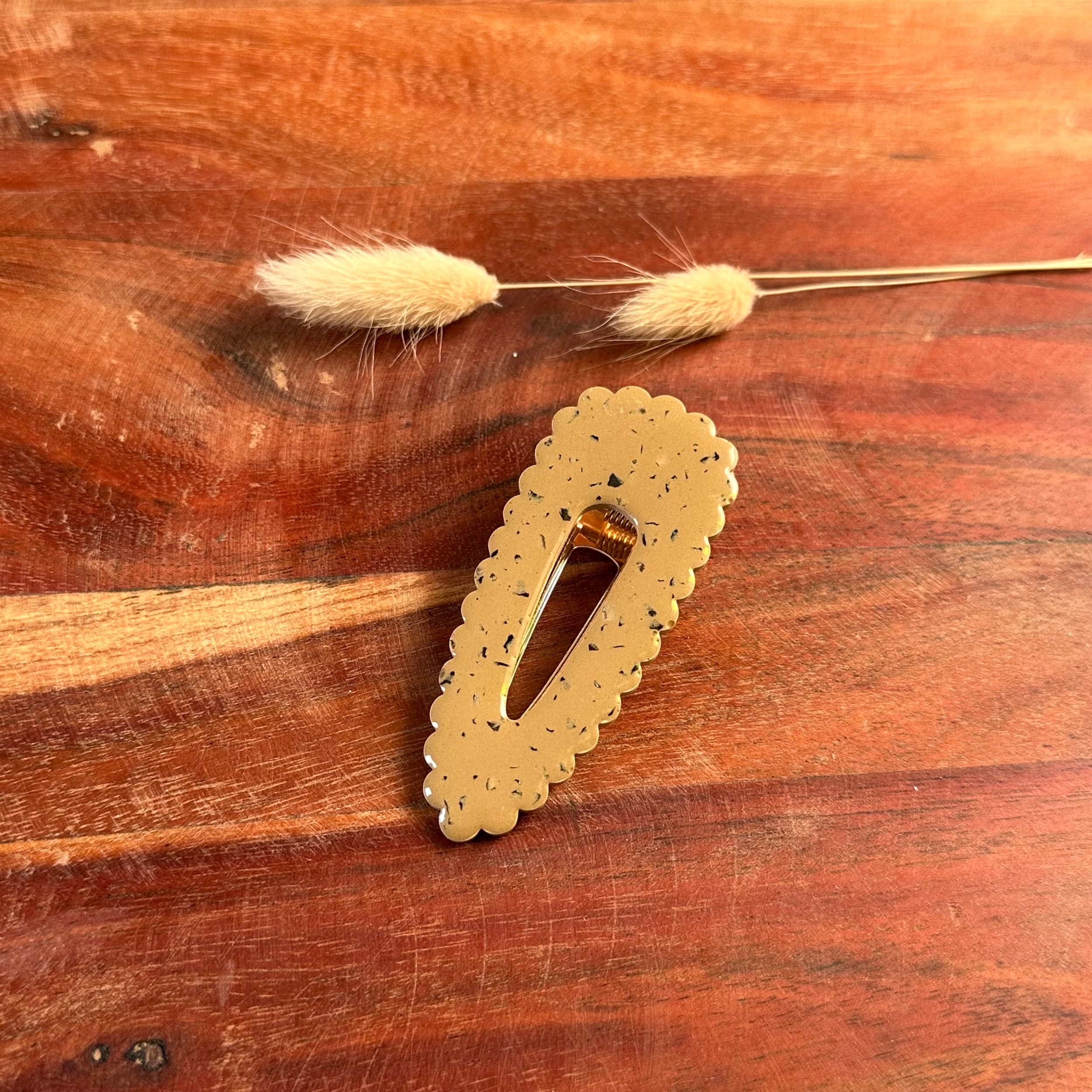 Barrette jesmonite couleur camel et granulat Maxi