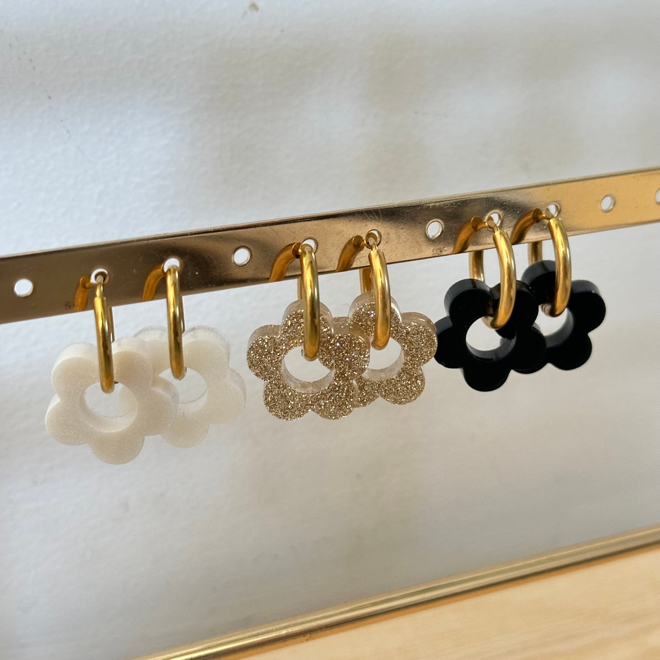 Boucles d'oreilles résine paillettes or avec créole