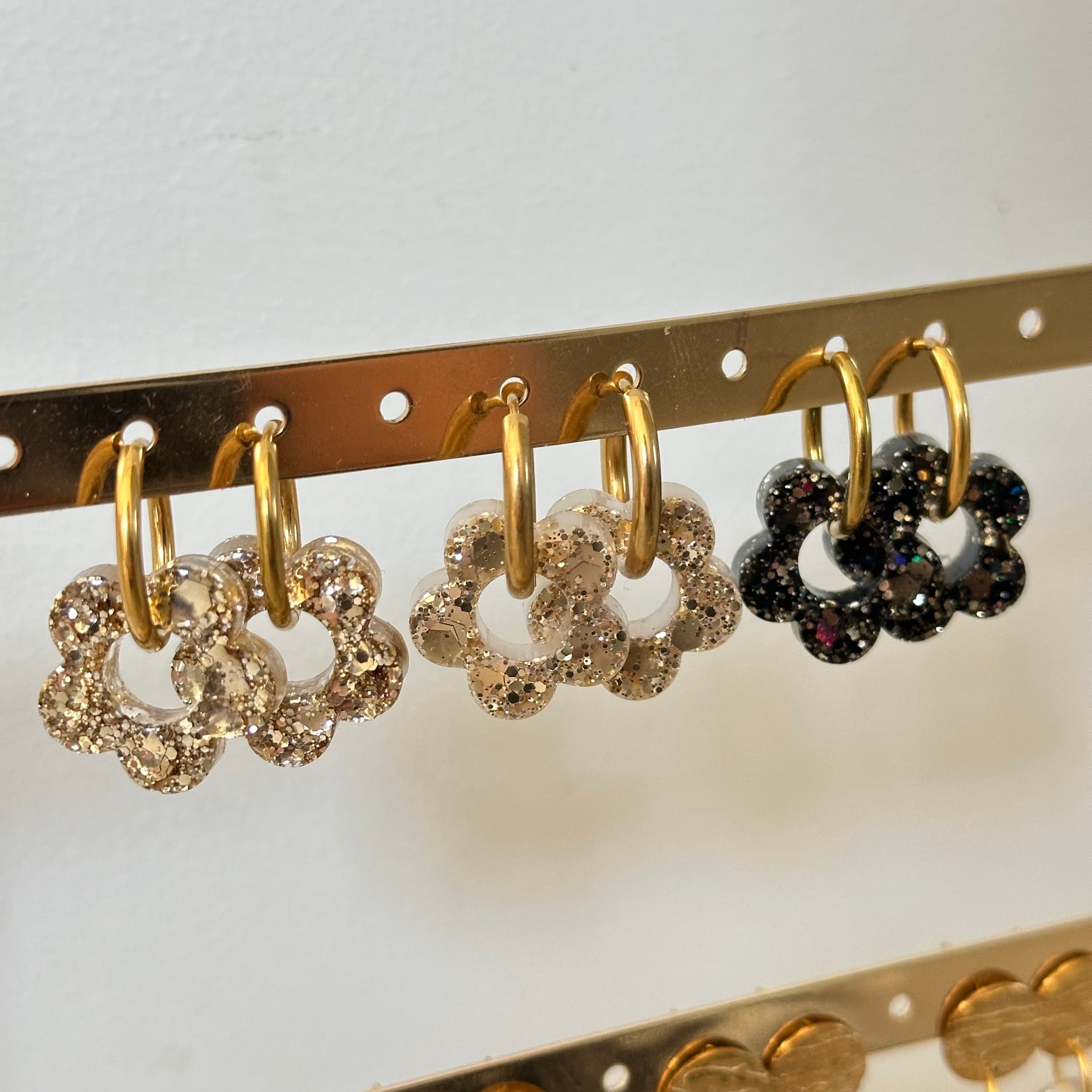 Boucles d'oreilles résine paillettes or avec créole