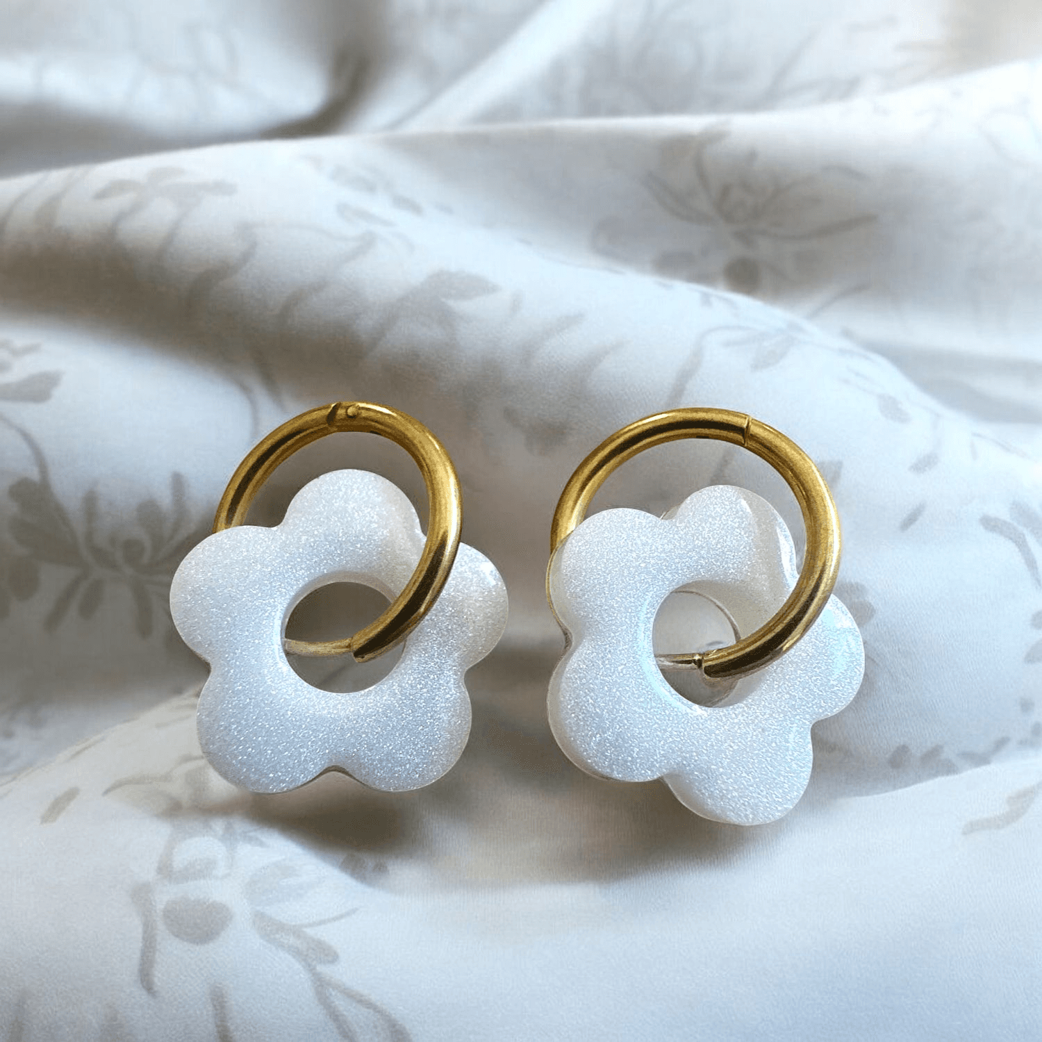 Boucles d'oreilles créole fleur blanc nacré