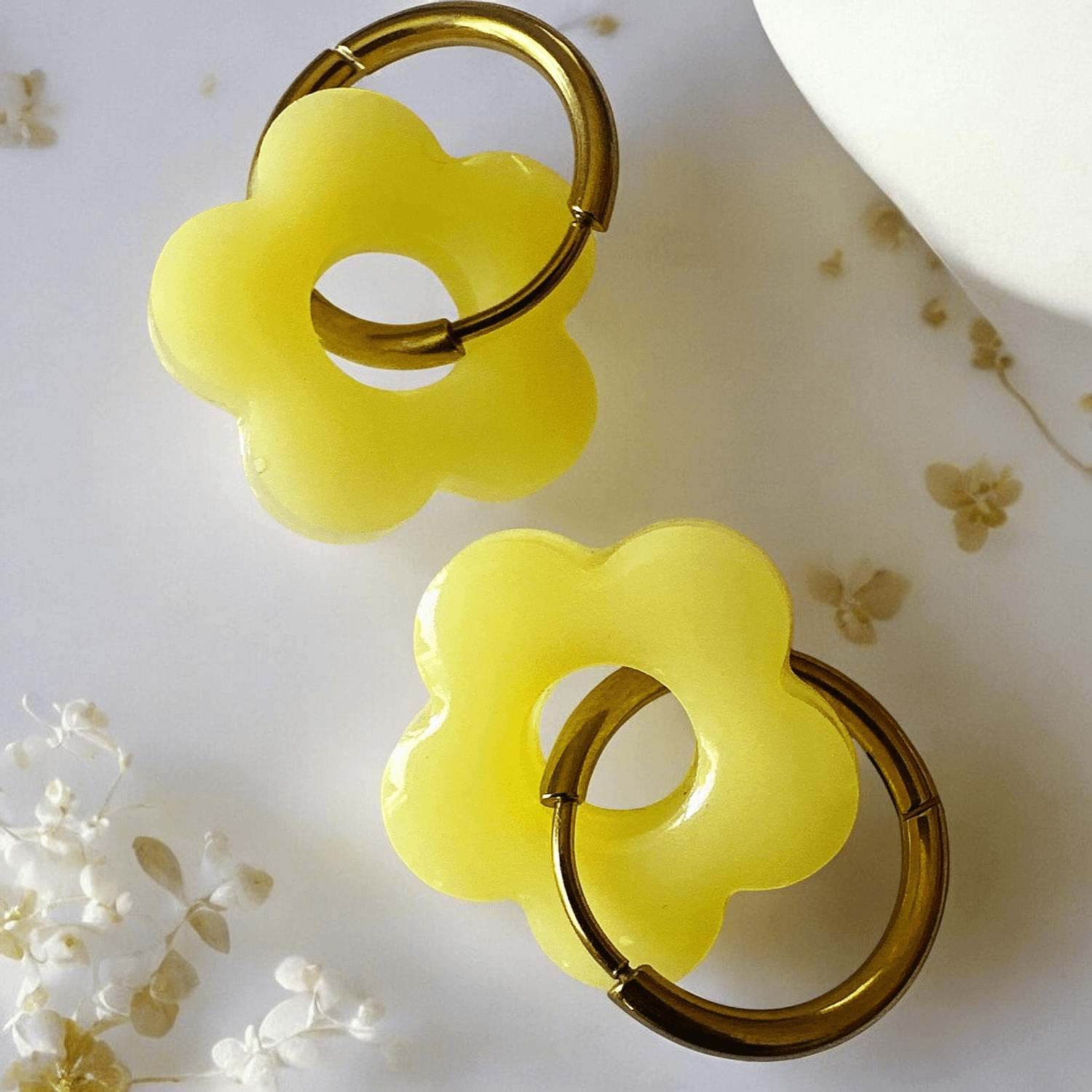 Boucles d'oreilles créole jaune pastel