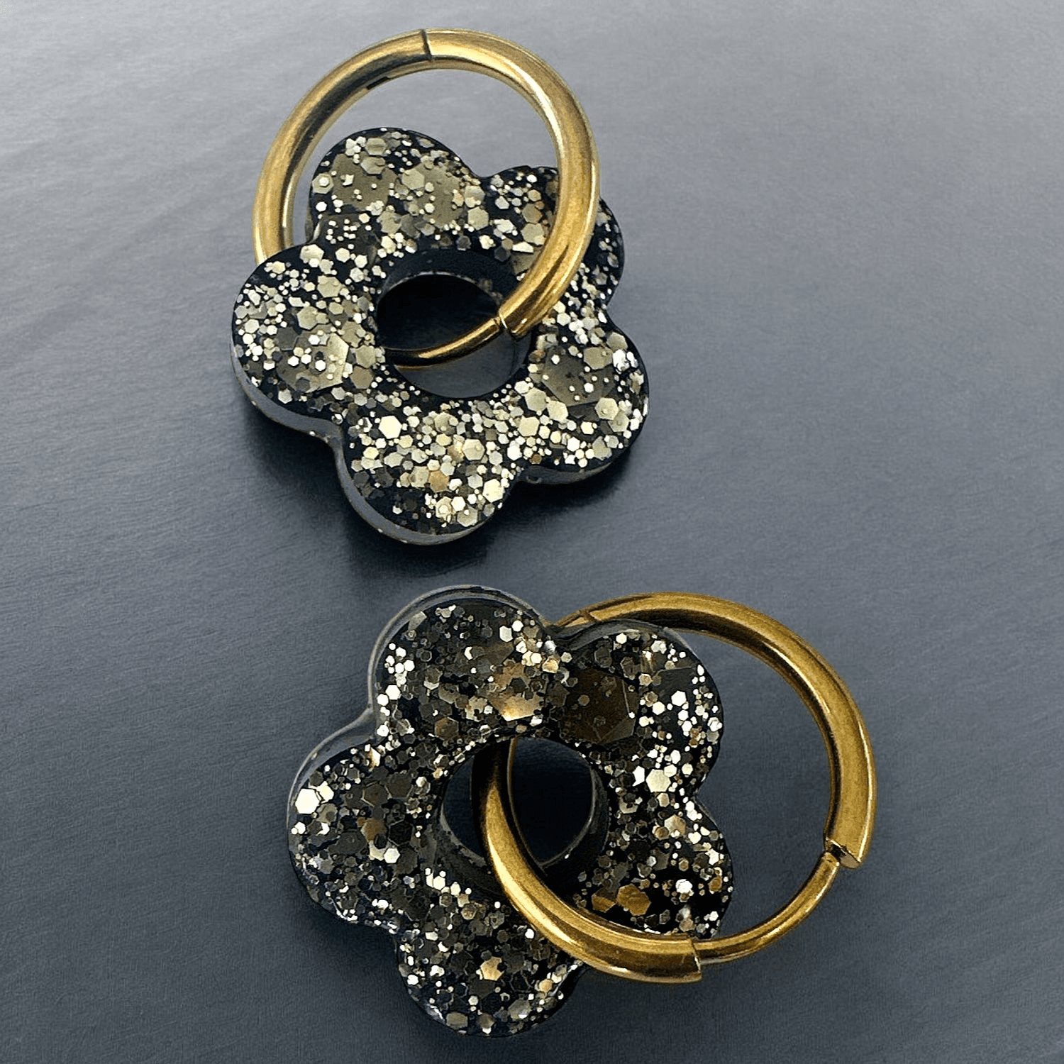 Boucle d'oreille fleur noir mix paillette or