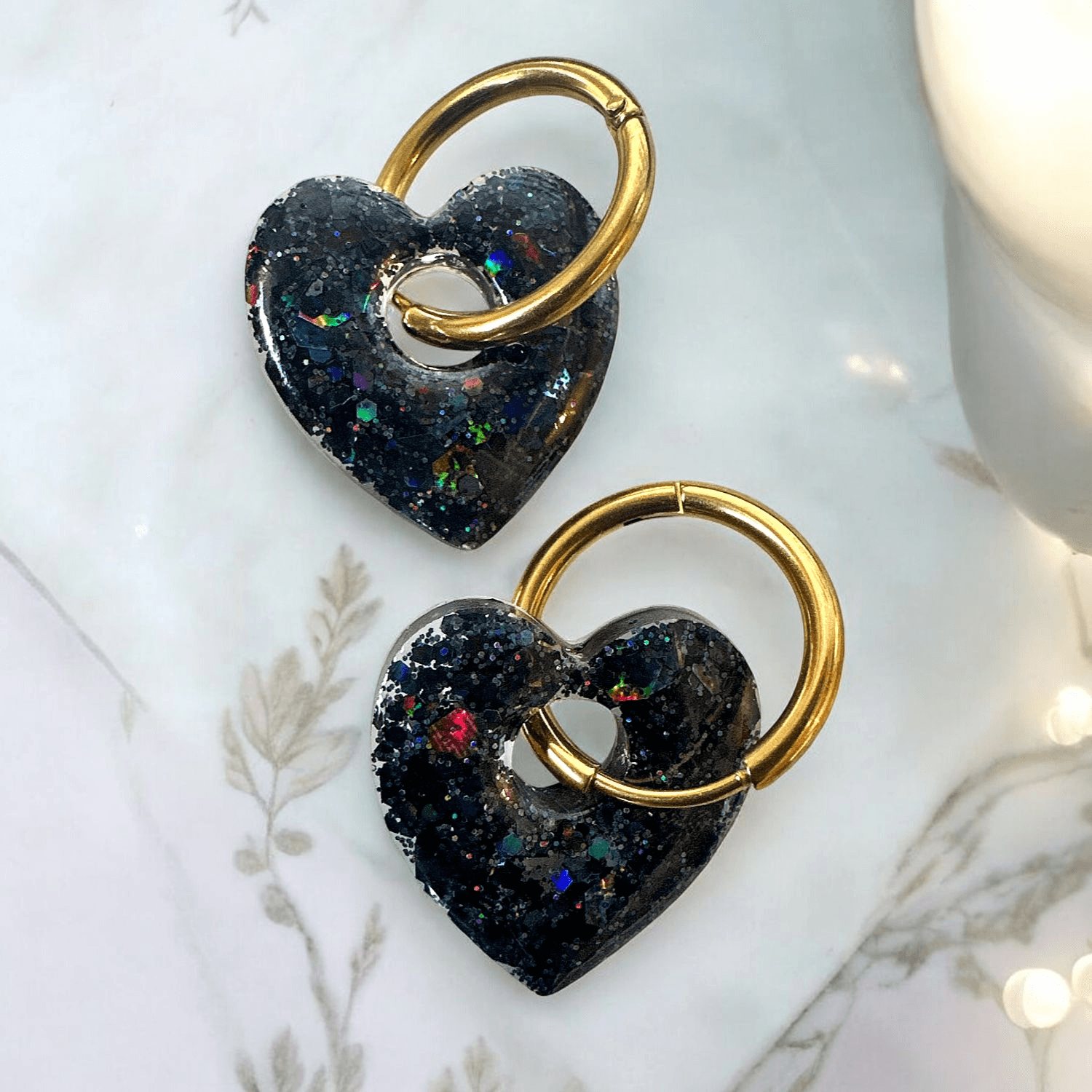 Boucles d'Oreilles Cœur Moderne en Résine black