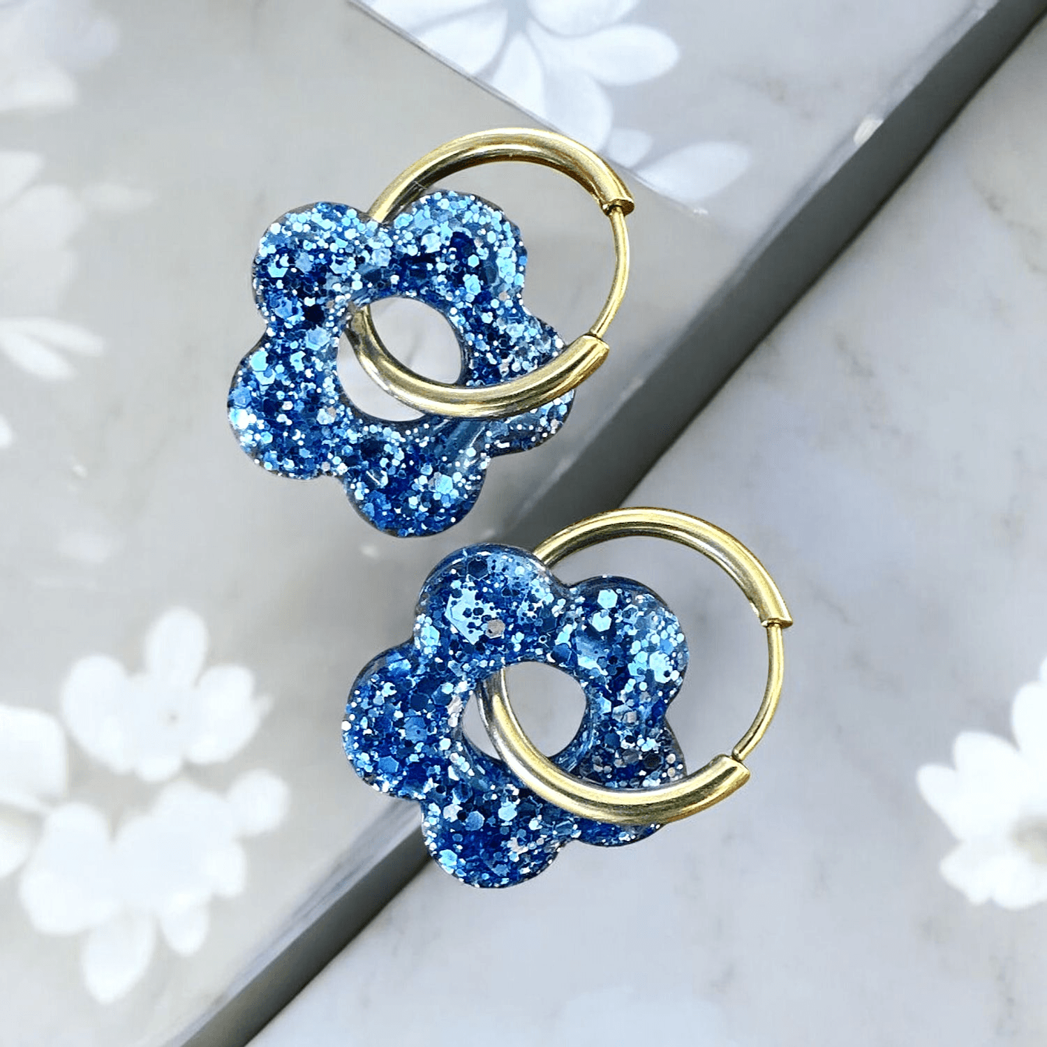 Boucles d'oreilles fleur pailletées bleu denim