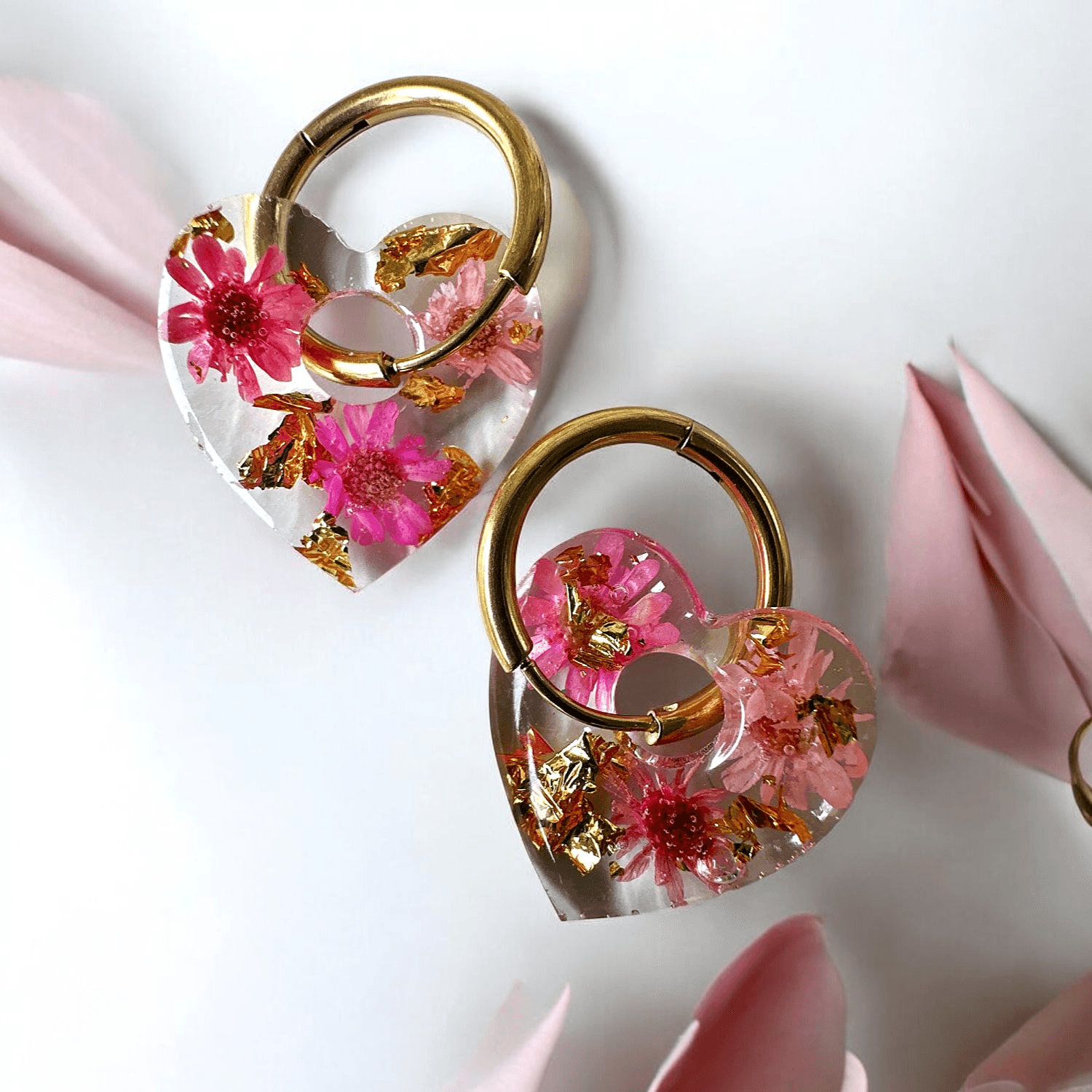 Boucles d'oreilles cœur floral en résine