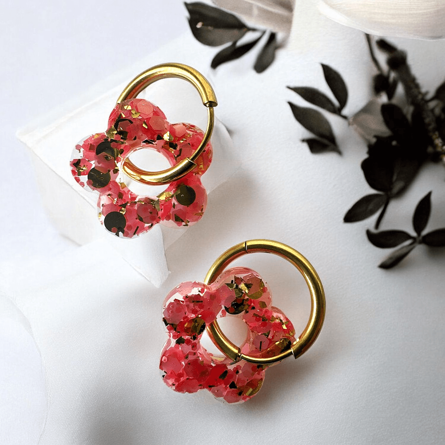 Boucles d'Oreilles Fleurs Résine paillette corail et or