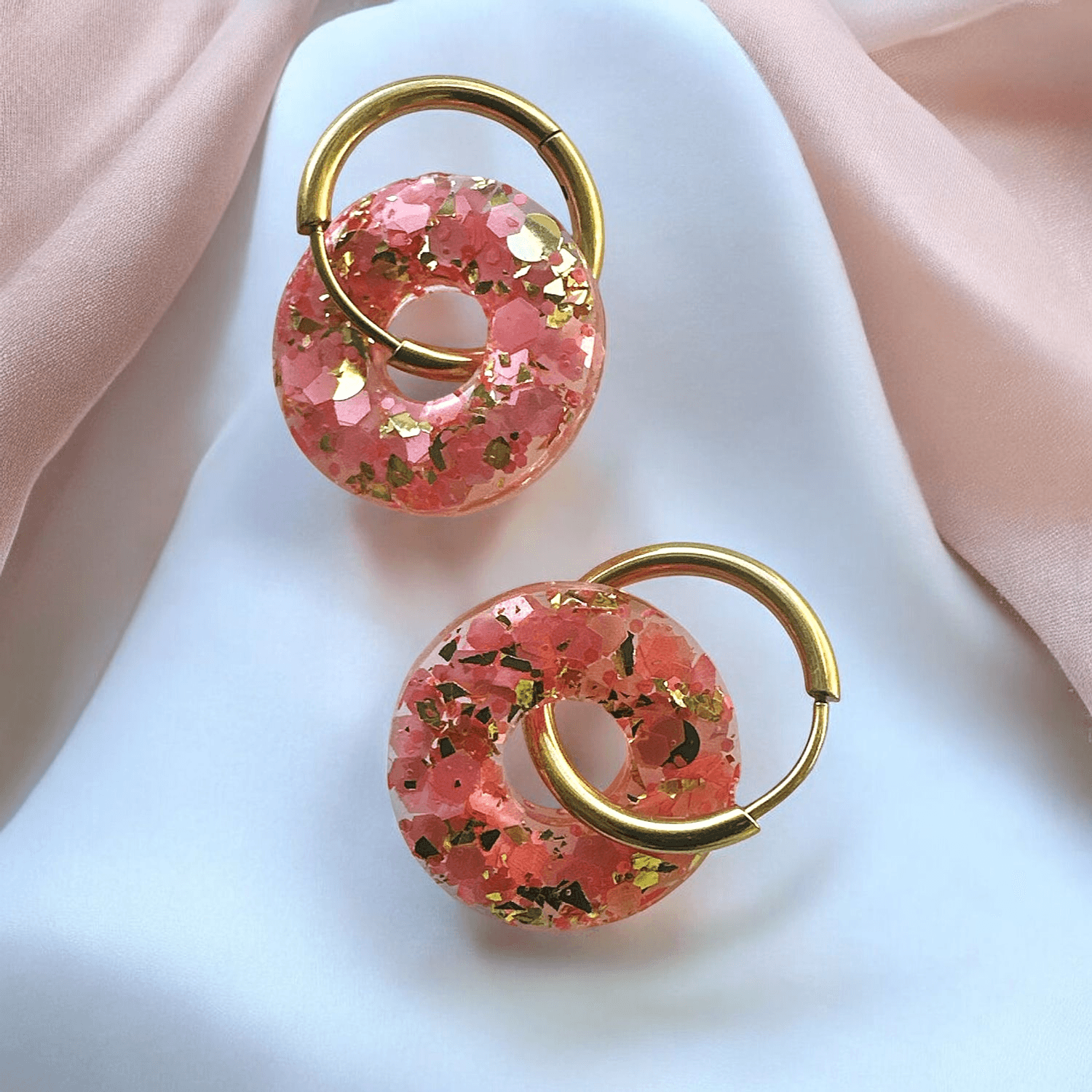 Boucles d'Oreilles Cercle en Résine corail et Dorées