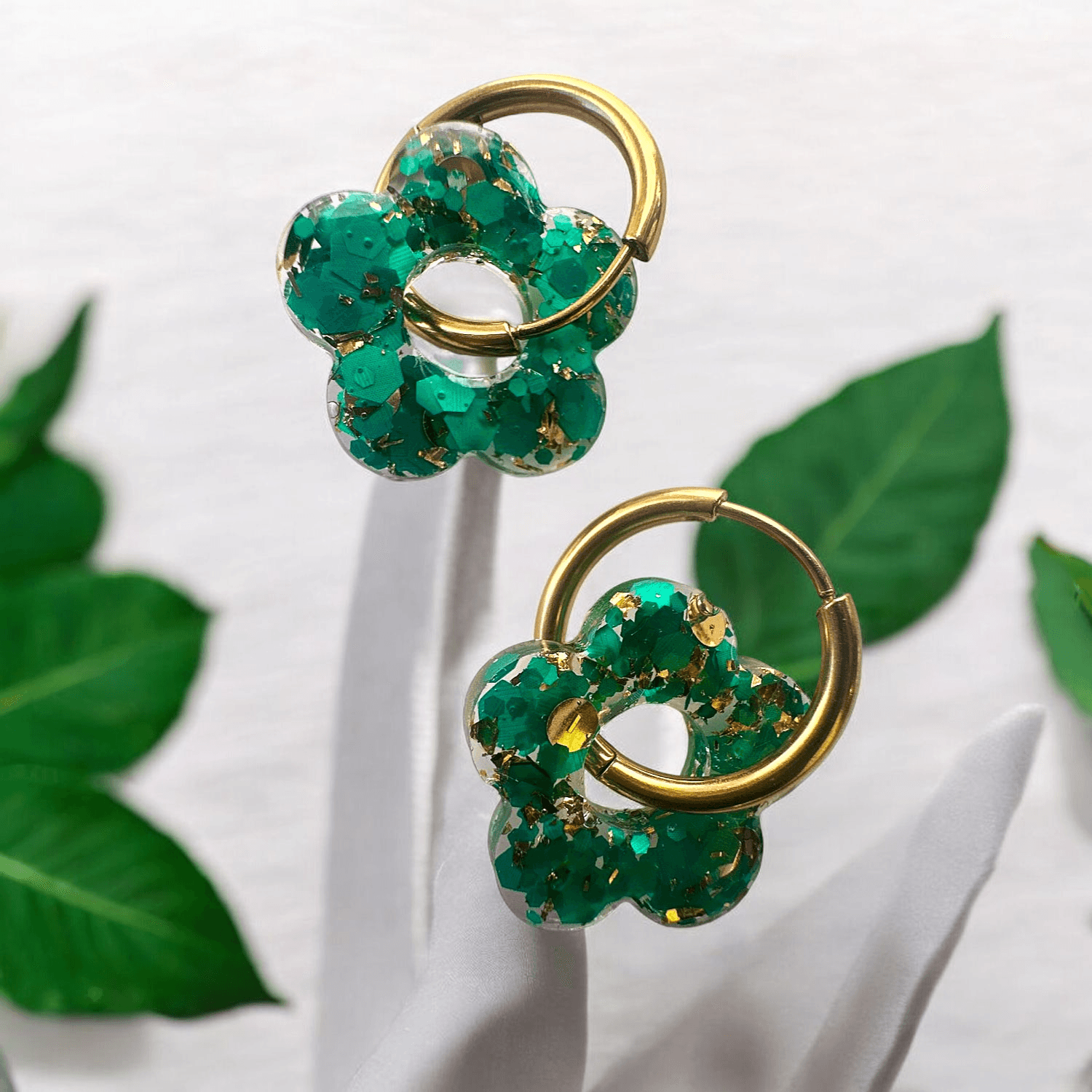Boucles d'Oreilles Fleur Émeraude Pailletée or