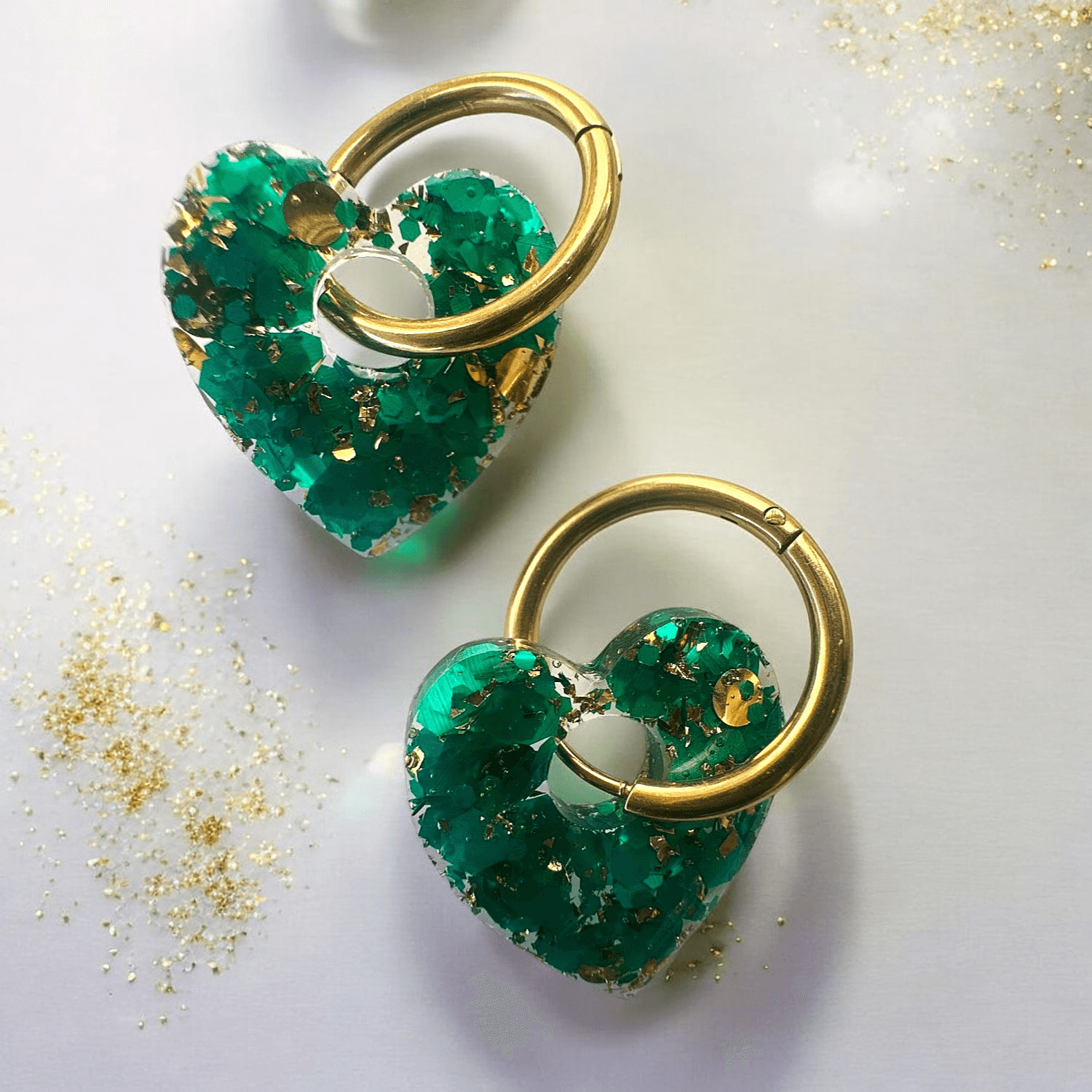 Boucles d'oreilles cœurs scintillants en résine verte