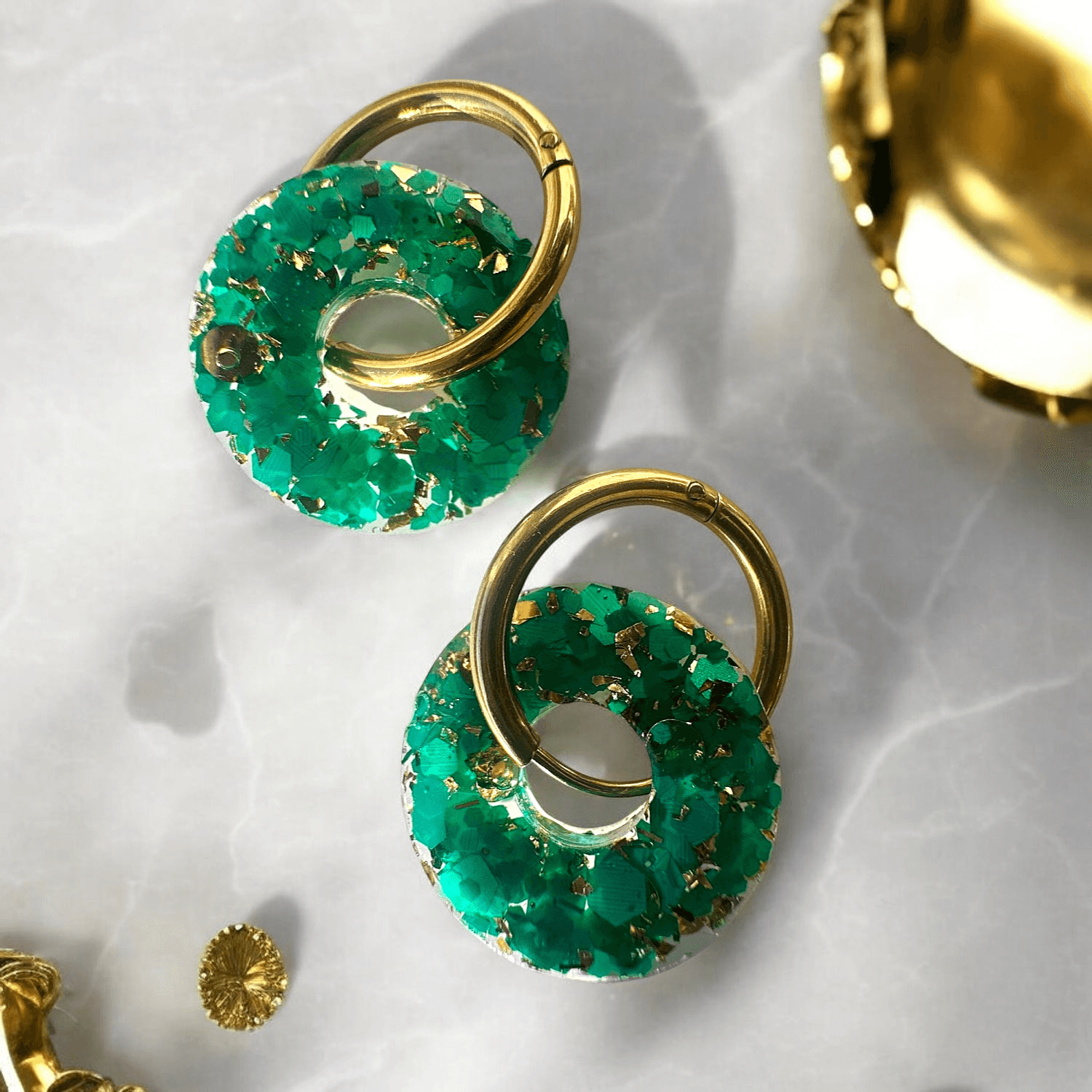 Boucles d'oreilles cercle émeraude dorées scintillantes