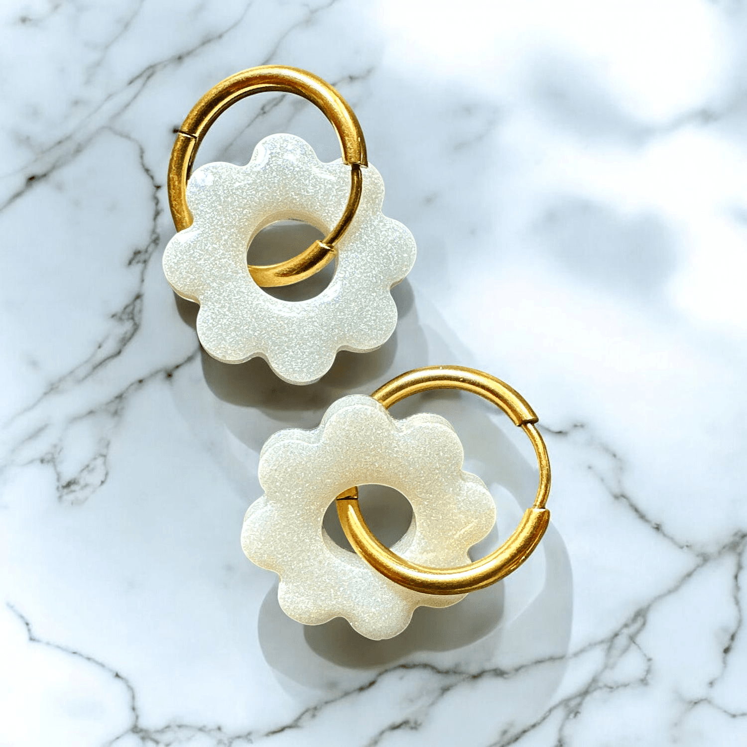 Boucles d'oreilles fleur soleil blanc nacré