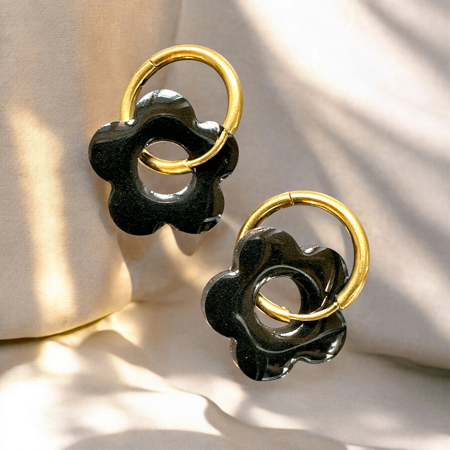 Boucles d'oreilles créole fleur noir nacré