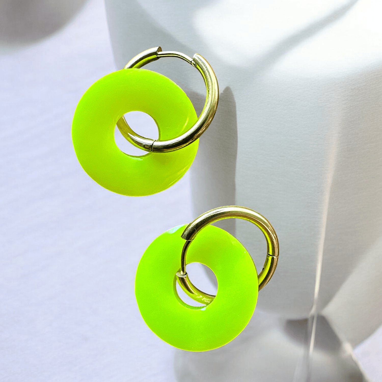 Boucles d'Oreilles forme Cercle couleur jaune fluo