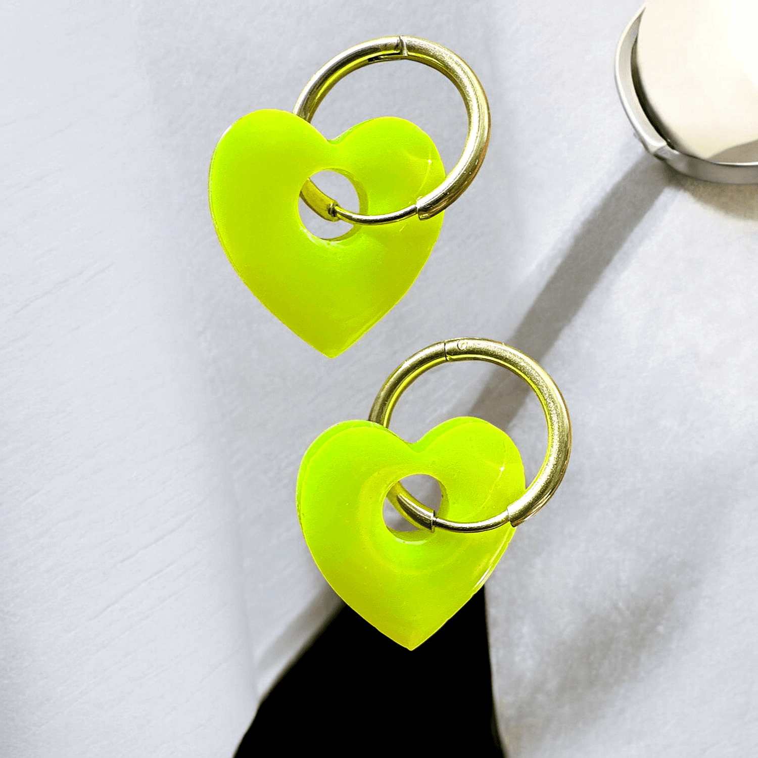 Boucles d'oreilles cœur jaune fluo