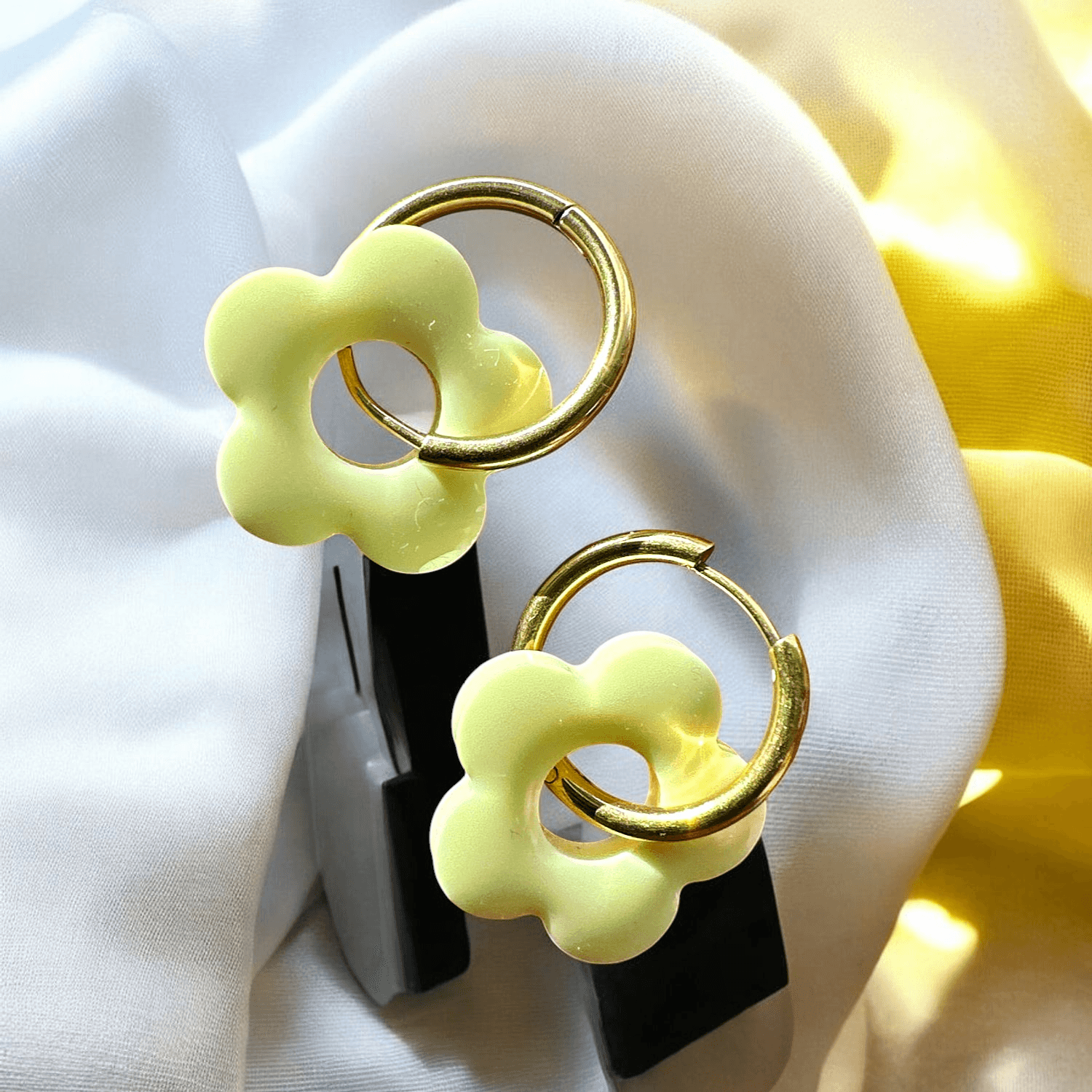 boucles d'oreilles Fleur Jaune pale beurre