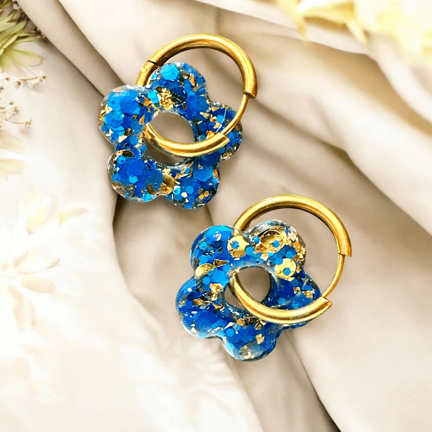 Boucles d'Oreilles fleur paillette Bleu et Or