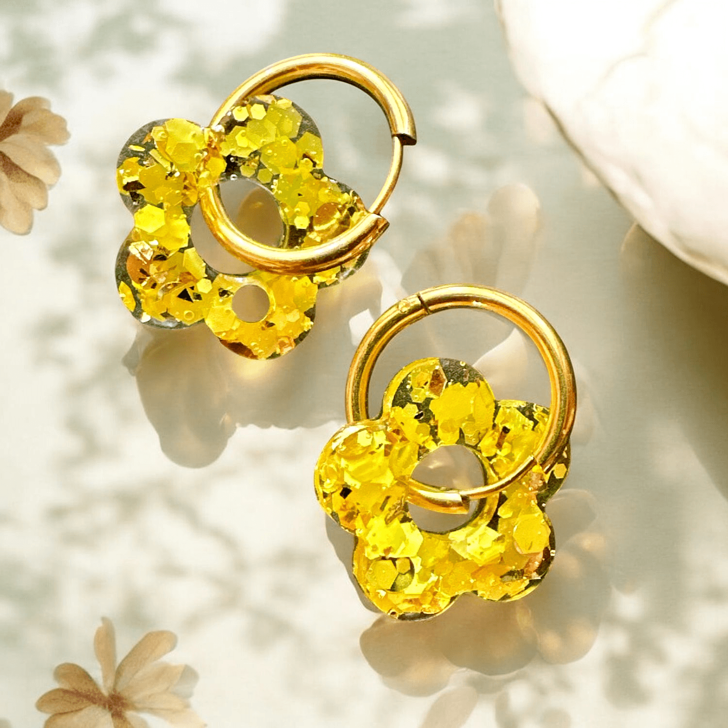 Boucles d'Oreilles Fleur paillette jaune et or