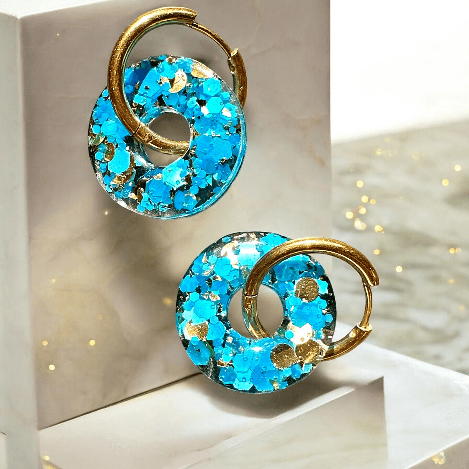 Boucles d'oreilles cercle paillettes bleu turquoise et or