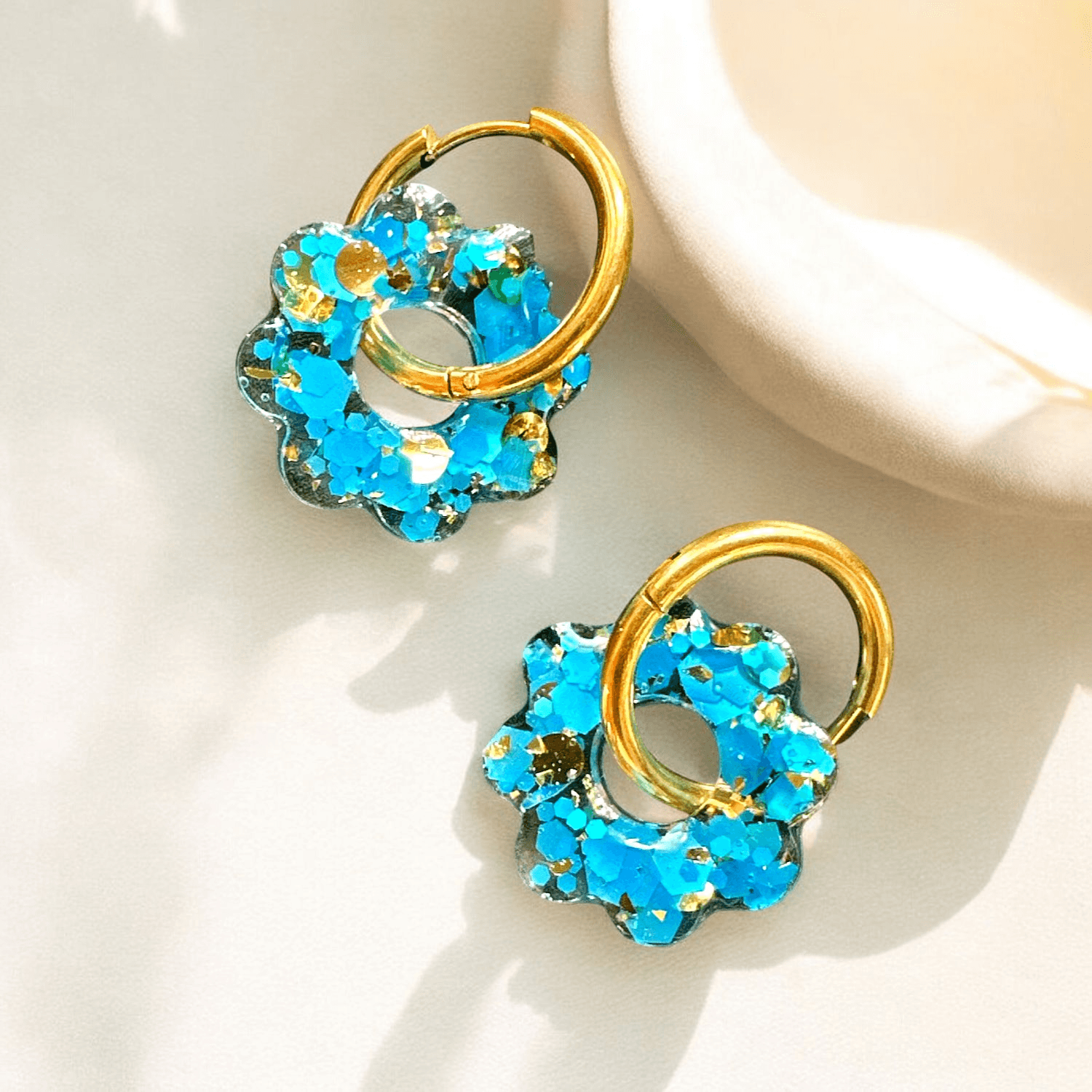 Boucles d'Oreilles soleil paillette bleu turquoise et or