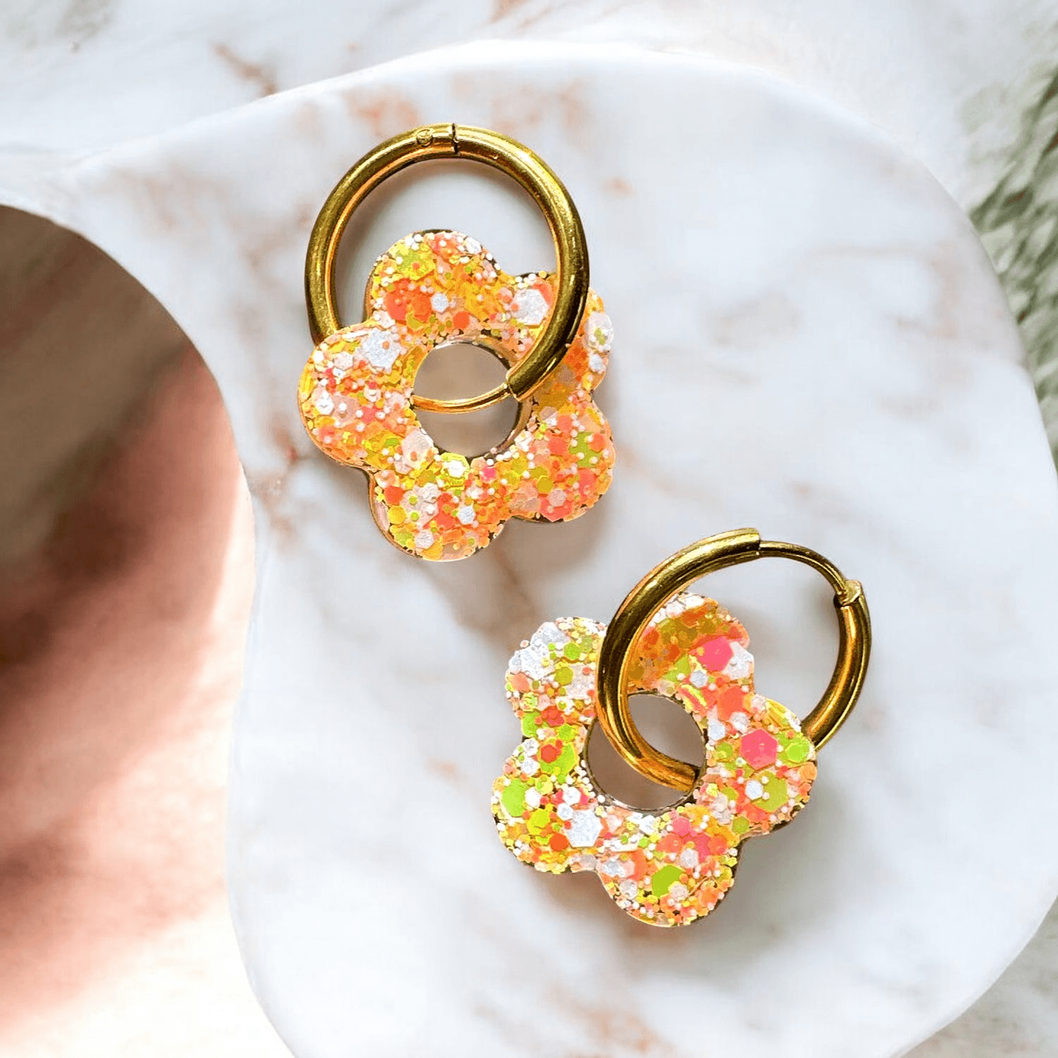 Boucles d'oreilles créoles fleurs paillette orange et blanc