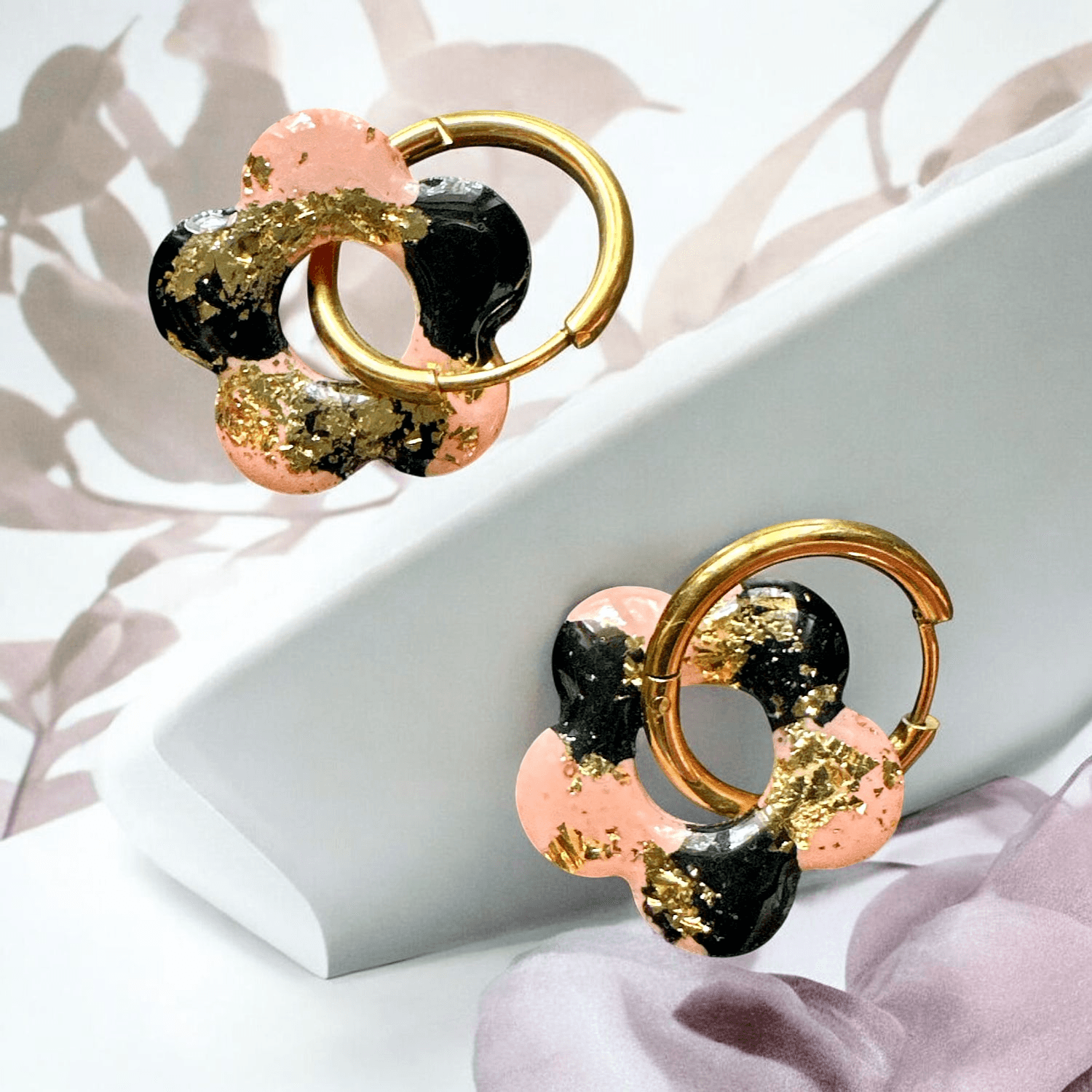 Boucles d'Oreilles Fleur jesmonite léopard rose et feuilles d'or