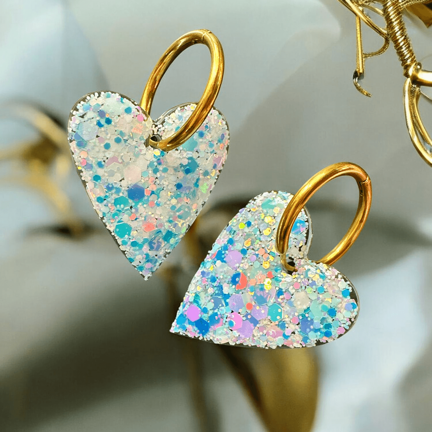 Boucles d'oreilles maxi cœur paillette blanche bleu ciel et rose
