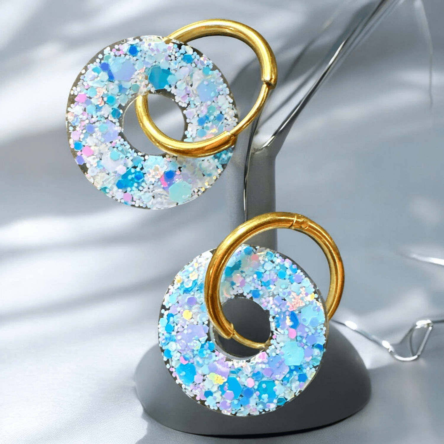 Boucles d'Oreilles Cercle paillette blanche bleu ciel et rose