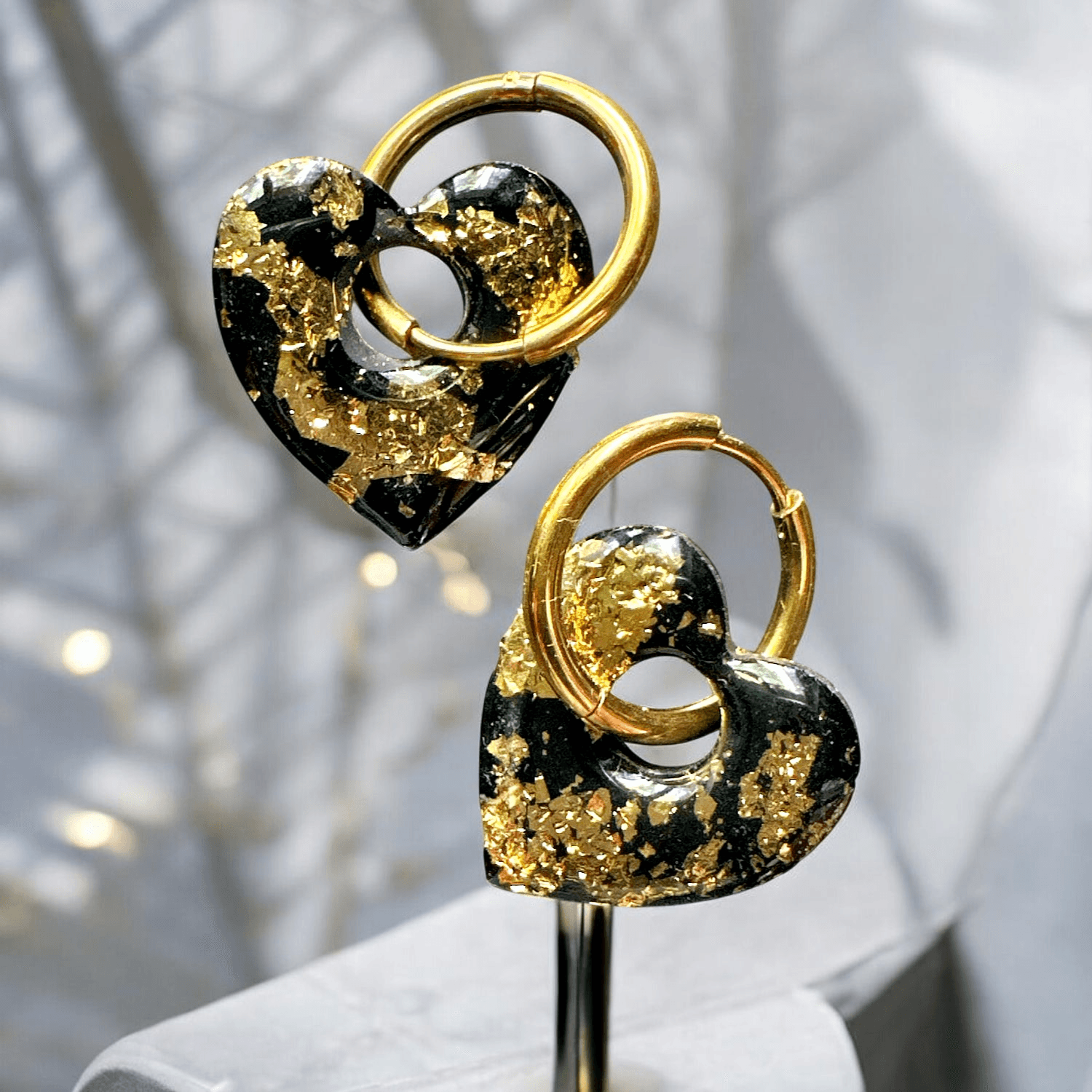 Boucles d'Oreilles coeur jesmonite noir feuilles d'or