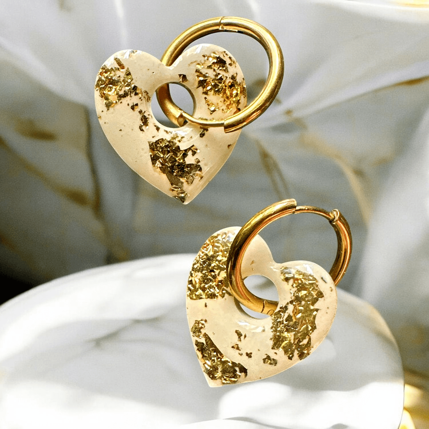 Boucles d'Oreilles Cœur jesmonite crème et feuilles d'or
