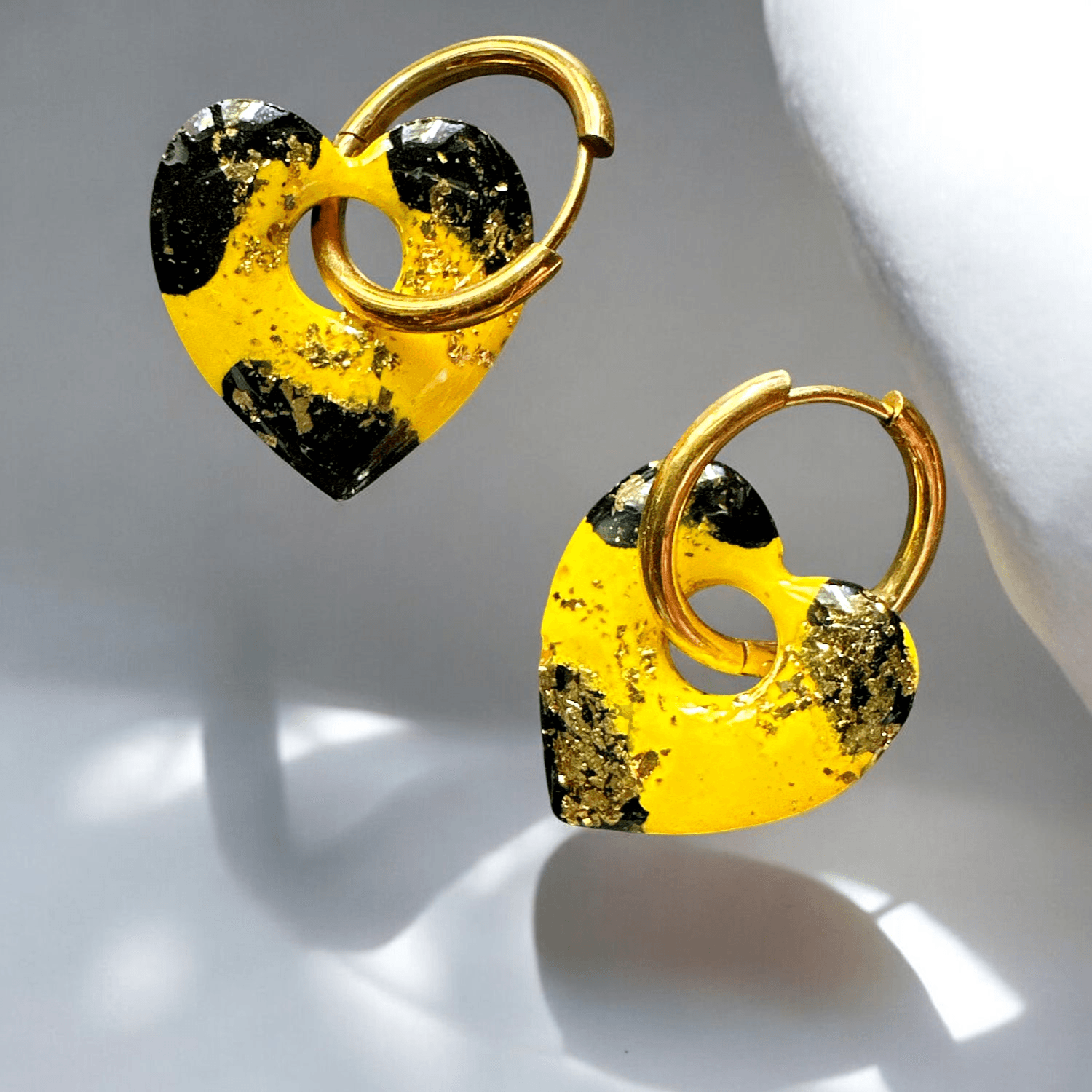 Boucles d'oreilles cœur jesmonite léopard jaune et feuilles d’or