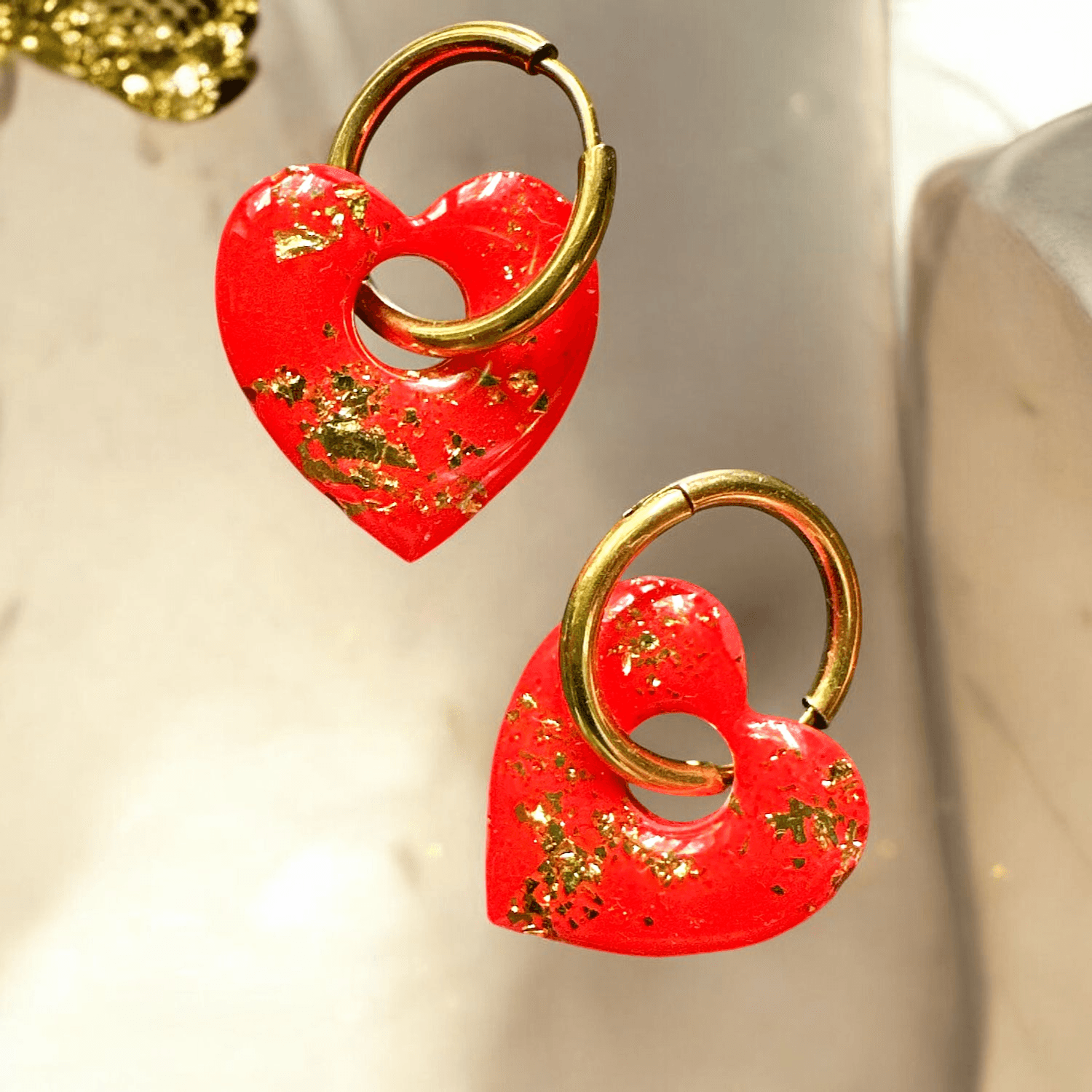 Boucles d'Oreilles Cœur jesmonite rouge et feuilles d’or
