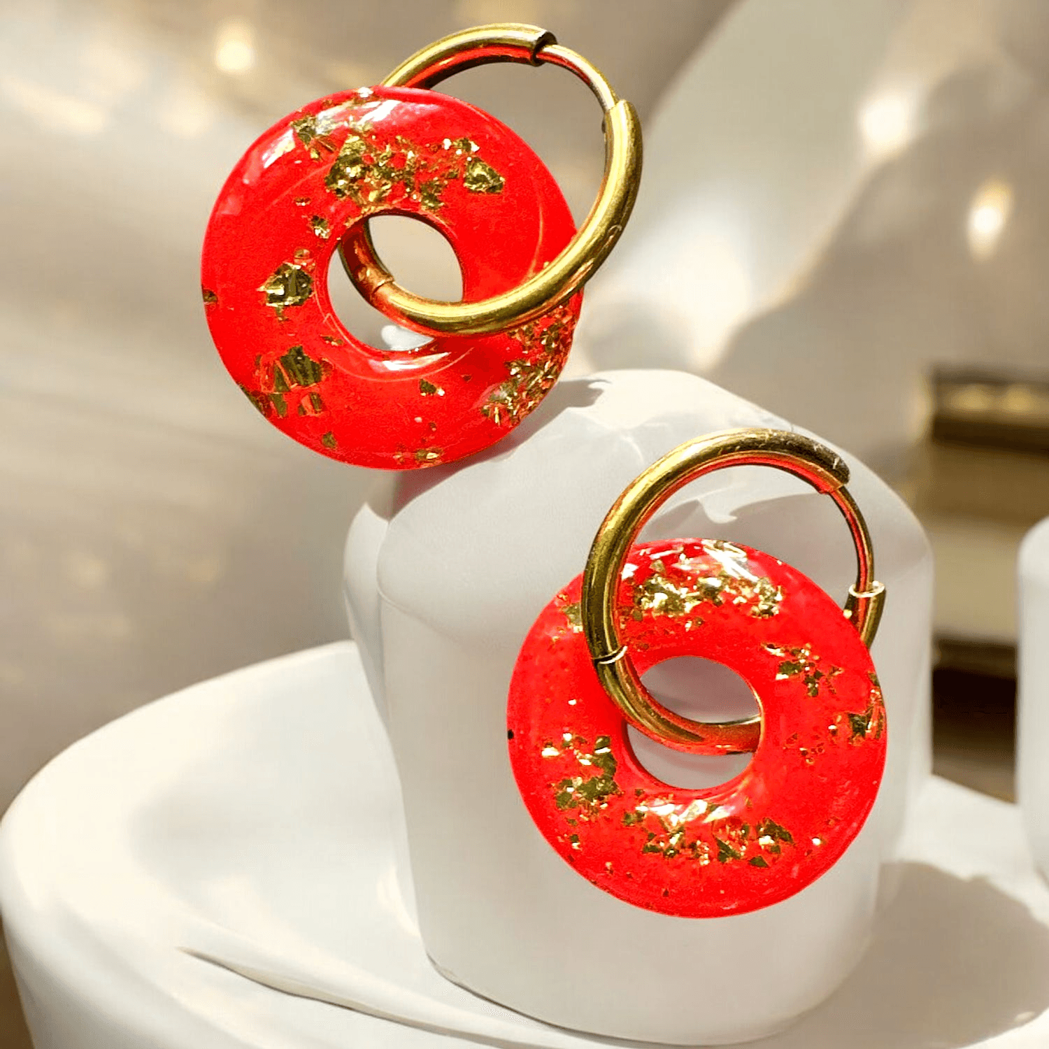 Boucles d'oreilles cercle jesmonite rouge et feuilles d’or