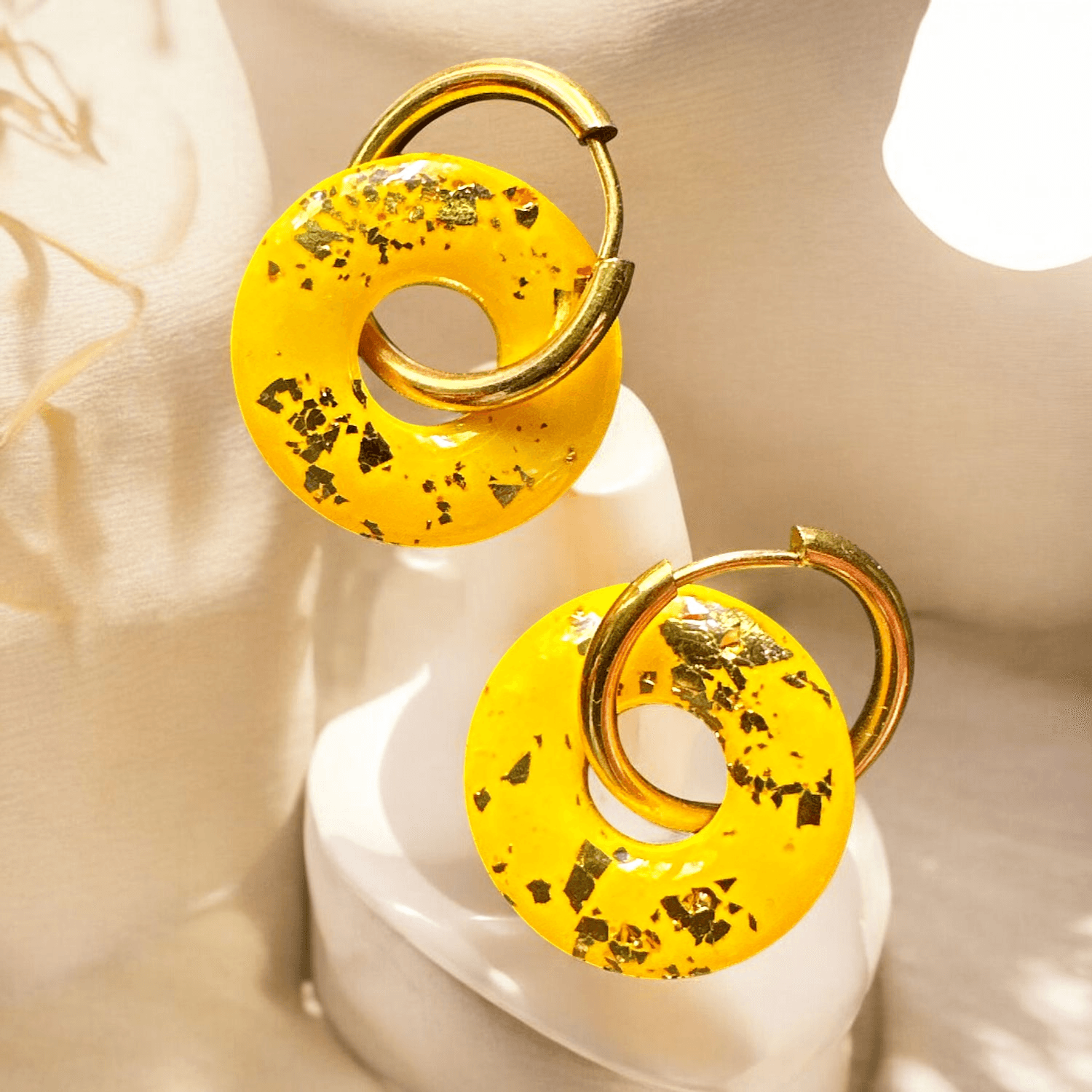 Boucles d'Oreilles cercle jesmonite jaune et feuilles d’or