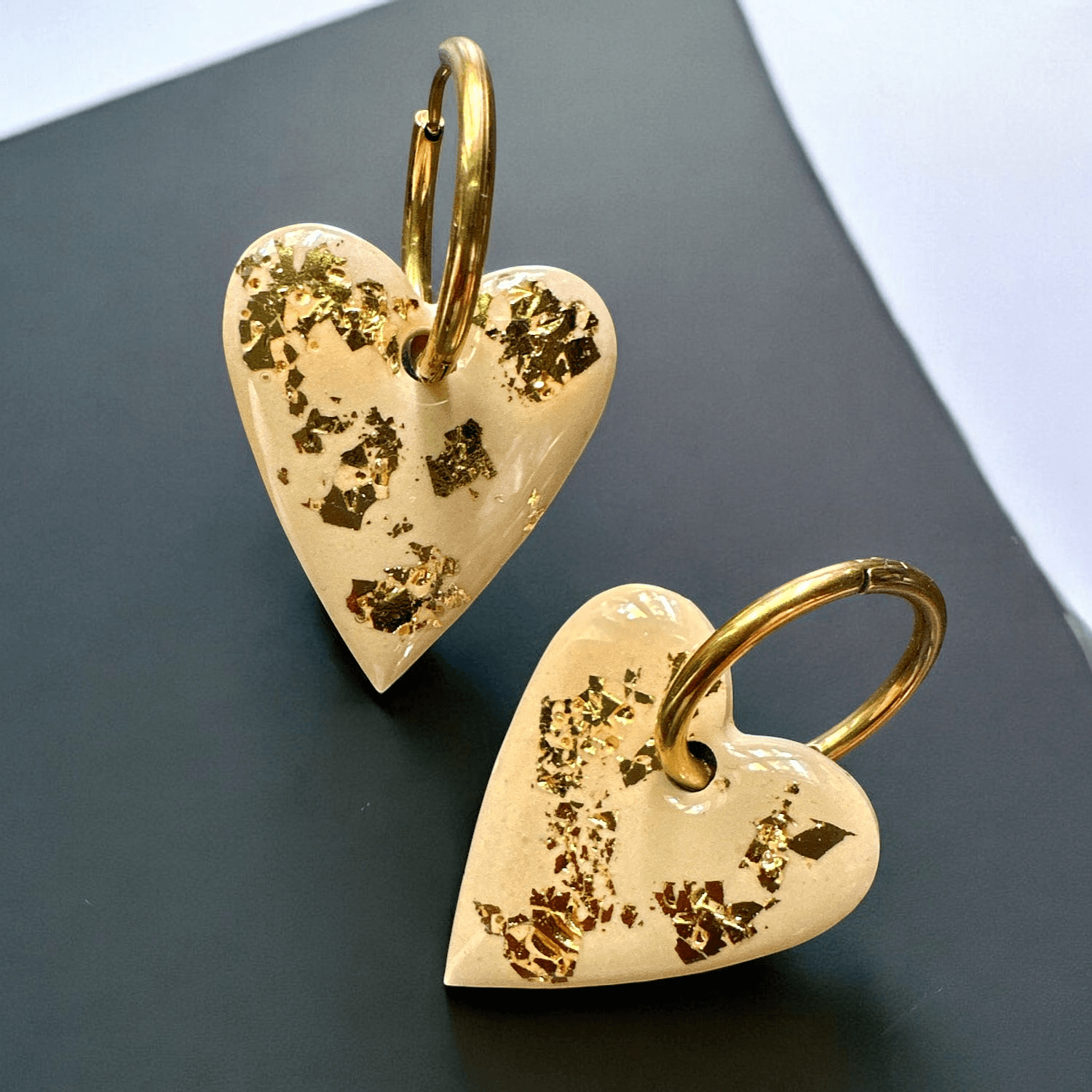 Boucles d'Oreilles maxi Cœur jesmonite crème et feuilles d'or