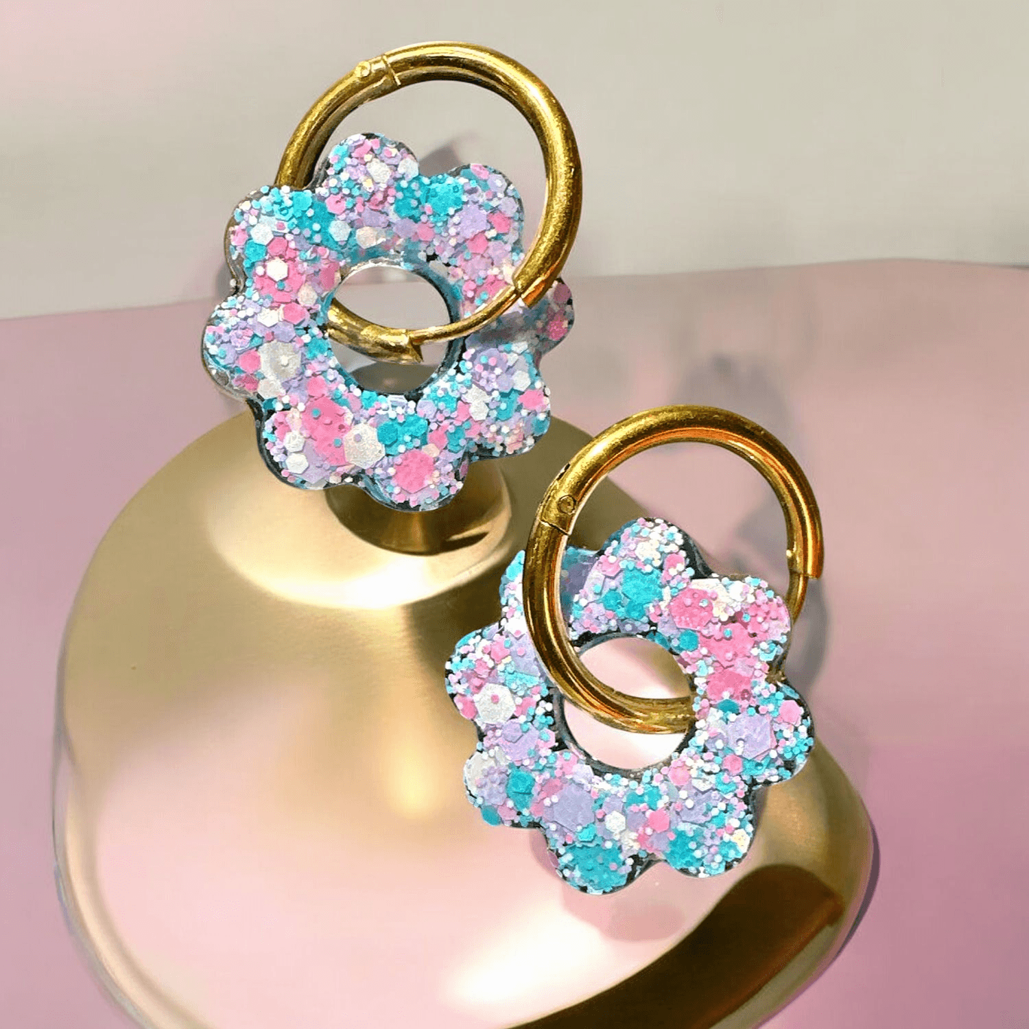 Boucles d'oreilles créoles soleil paillette multicolore lilas ciel