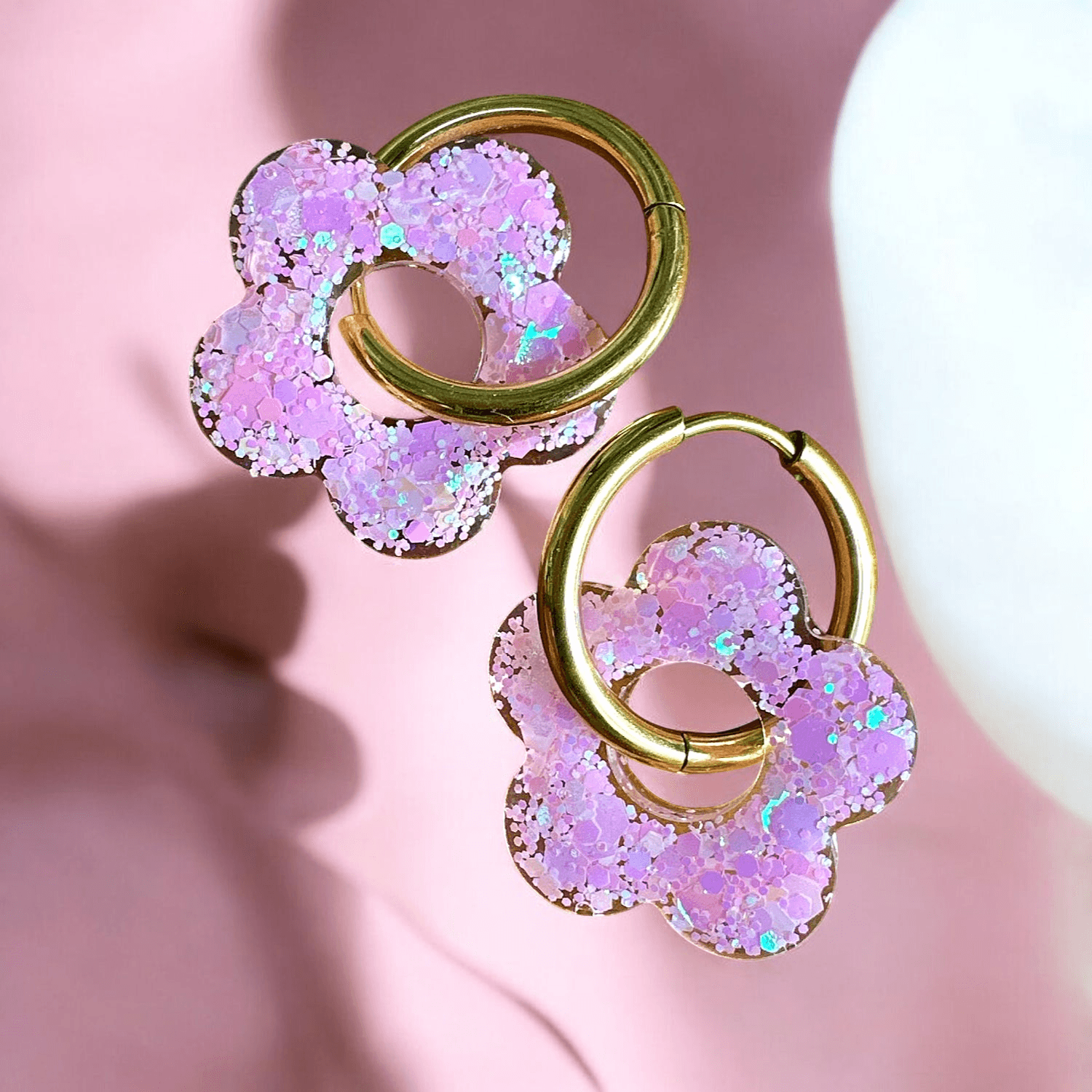 Boucles d'Oreilles Fleur Paillette rose holographique